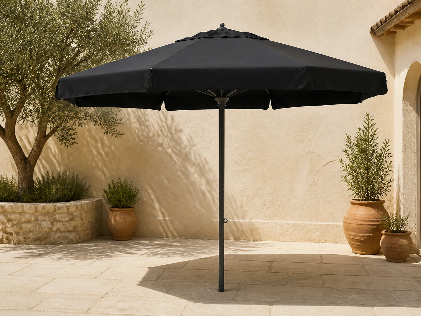 Sfeerfoto van Shadowline Java parasol ø 500cm – Zwart