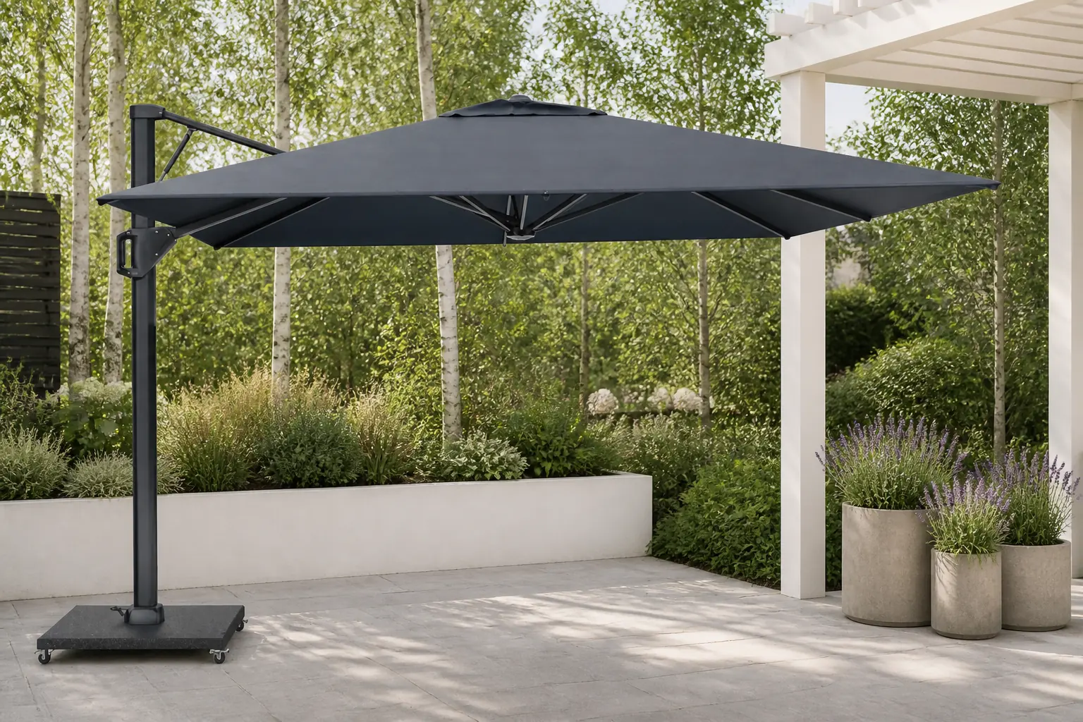 Sfeerfoto van Platinum Beaufort zweefparasol premium doek | 320x320cm | Faded Black – Zwart