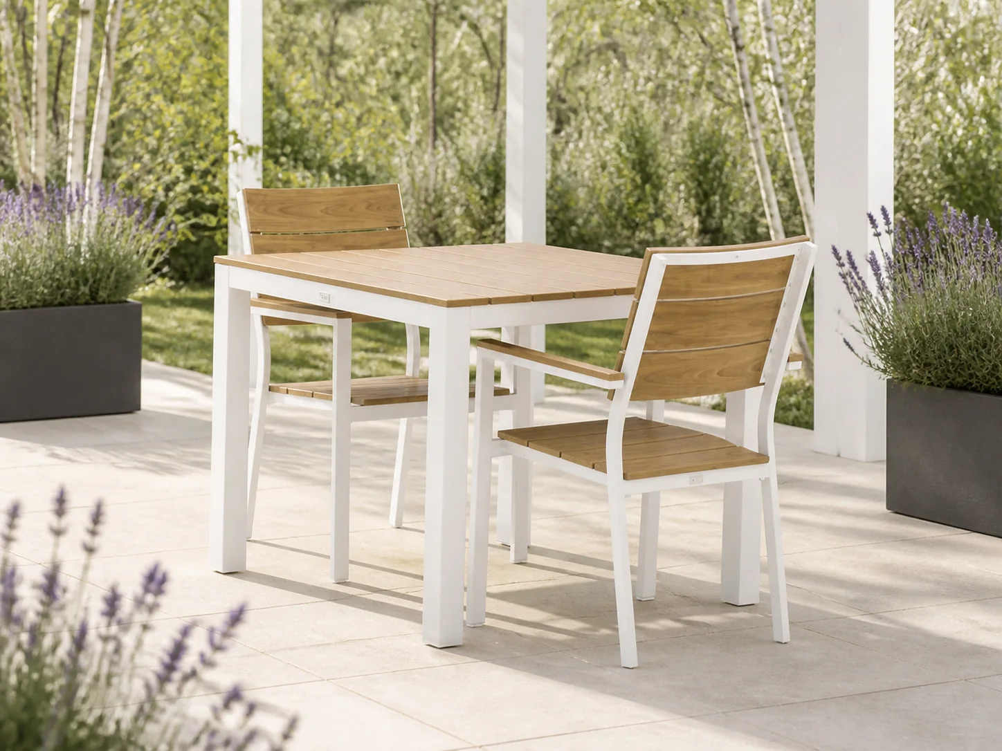 Sfeerfoto van Bellagio tuinmeubelen Fidenza 90cm dining tuinset 3-delig stapelbaar – Wit