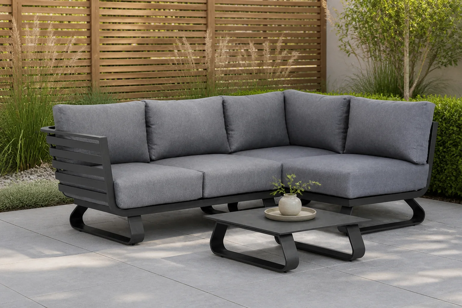 Sfeerfoto van Santika Furniture Sovita chaise longue loungeset 4-delig – Grijs-antraciet