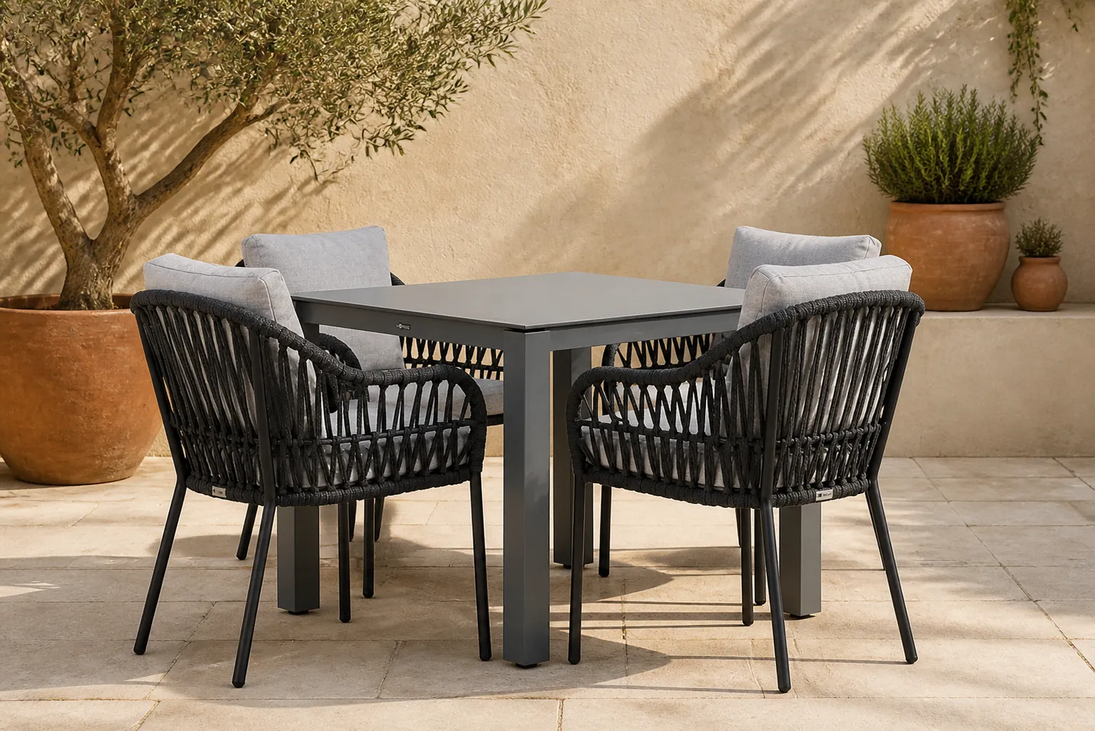 Sfeerfoto van Coco Puerto/Yoko 90 cm dining tuinset 5-delig – Grijs-antraciet
