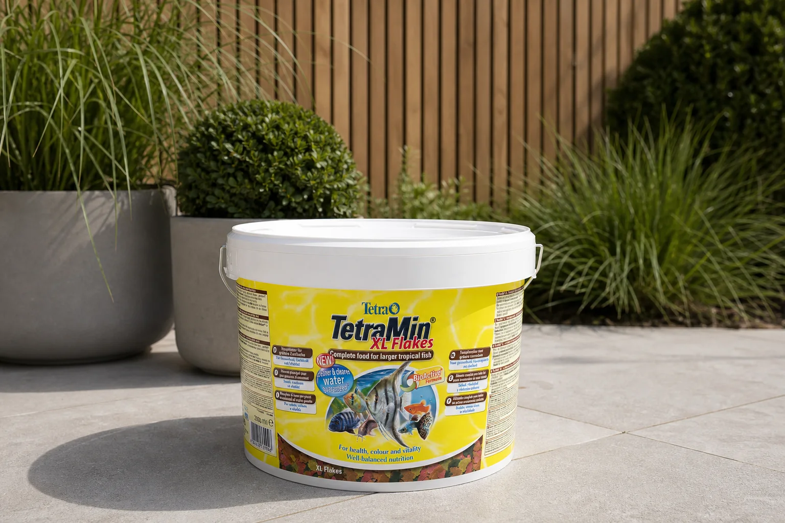 Sfeerfoto van Tetra Min XL bio-active 10 liter emmer Vis Gebr. de Boon – Zie Foto
