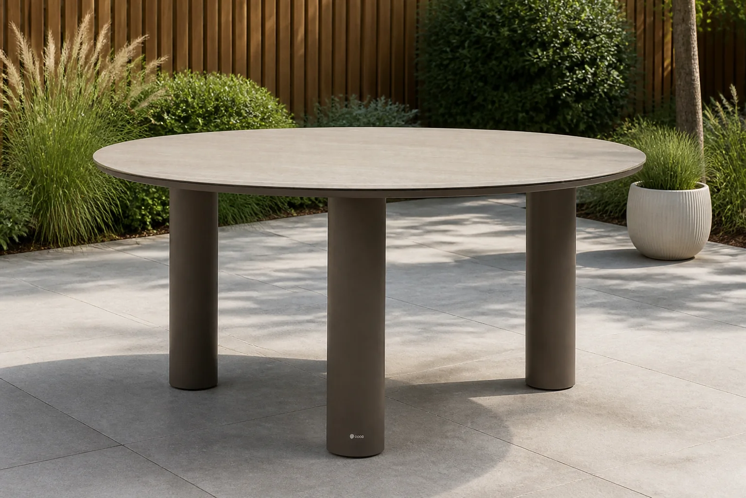Sfeerfoto van Coco Trino dining tuintafel 158 cm – Taupe-naturel-bruin