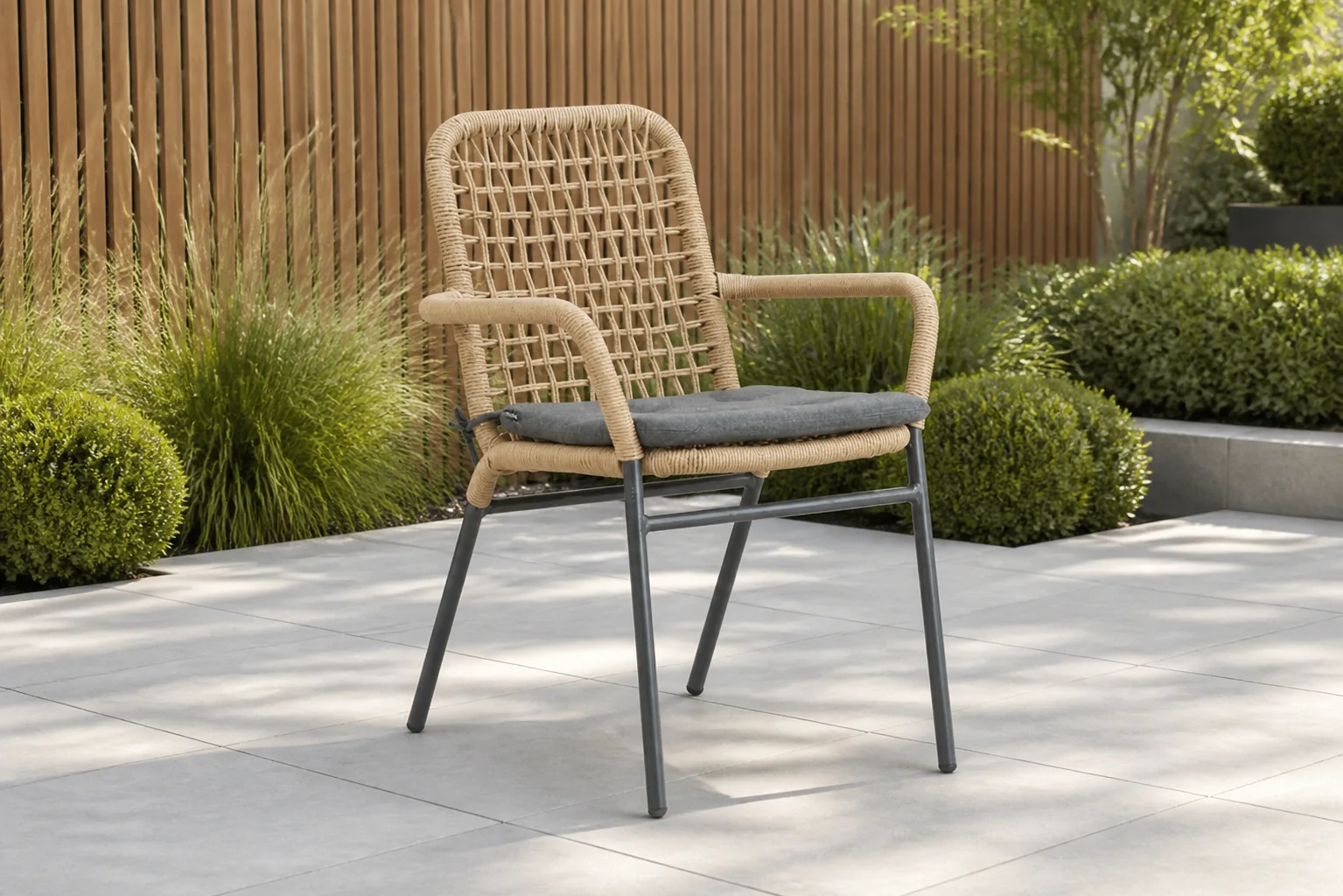Sfeerfoto van De Laan Projects Laan Catalone dining tuinstoel – Taupe-naturel-bruin
