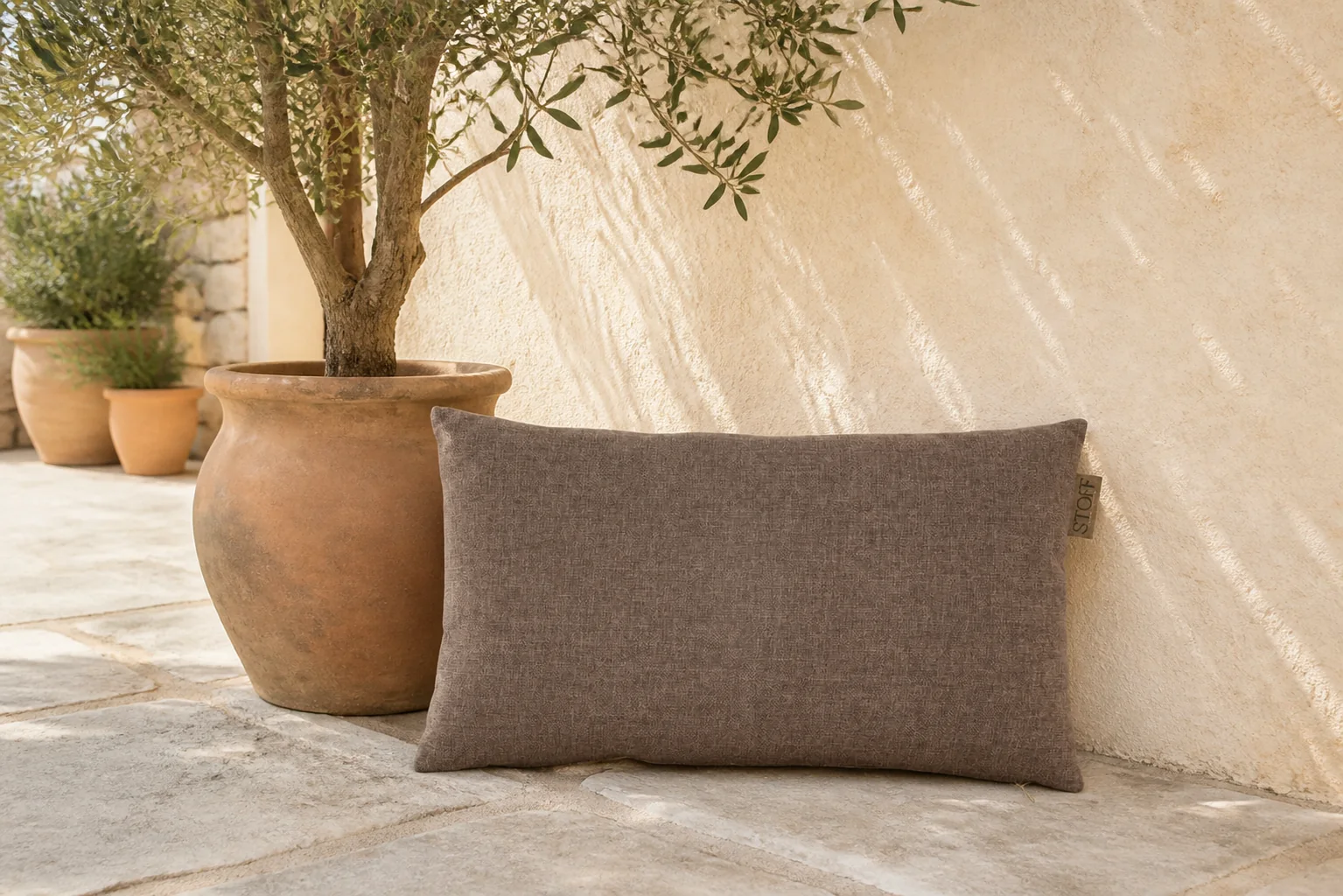 Sfeerfoto van Stoff Stone Pebble sierkussen 50 x 30 cm – Taupe-naturel-bruin