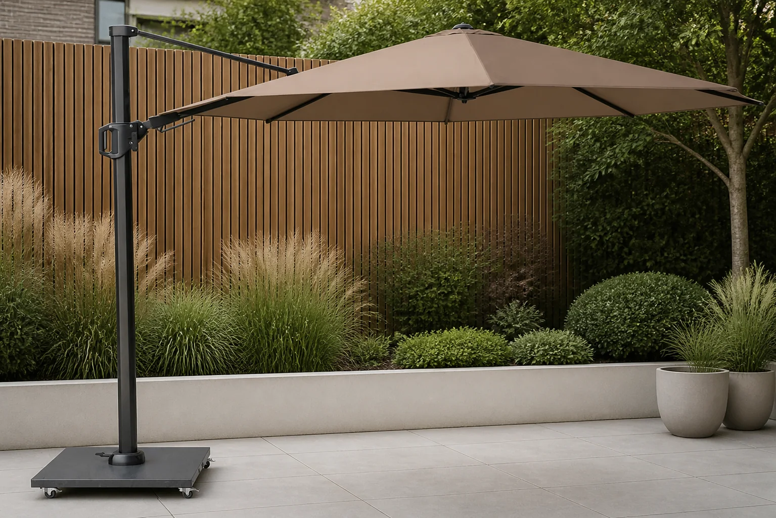 Sfeerfoto van Platinum Challenger zweefparasol 3.5m T2 premium (excl. voet) havana – Taupe-naturel-bruin