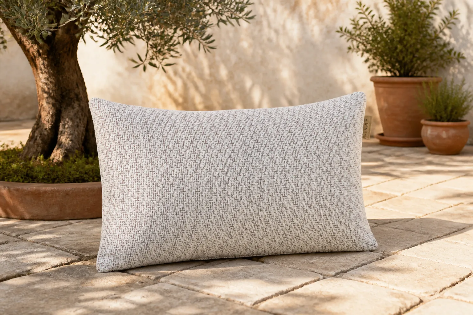 Sfeerfoto van Stoff Misao sierkussen 50 x 30 cm – Taupe-naturel-bruin