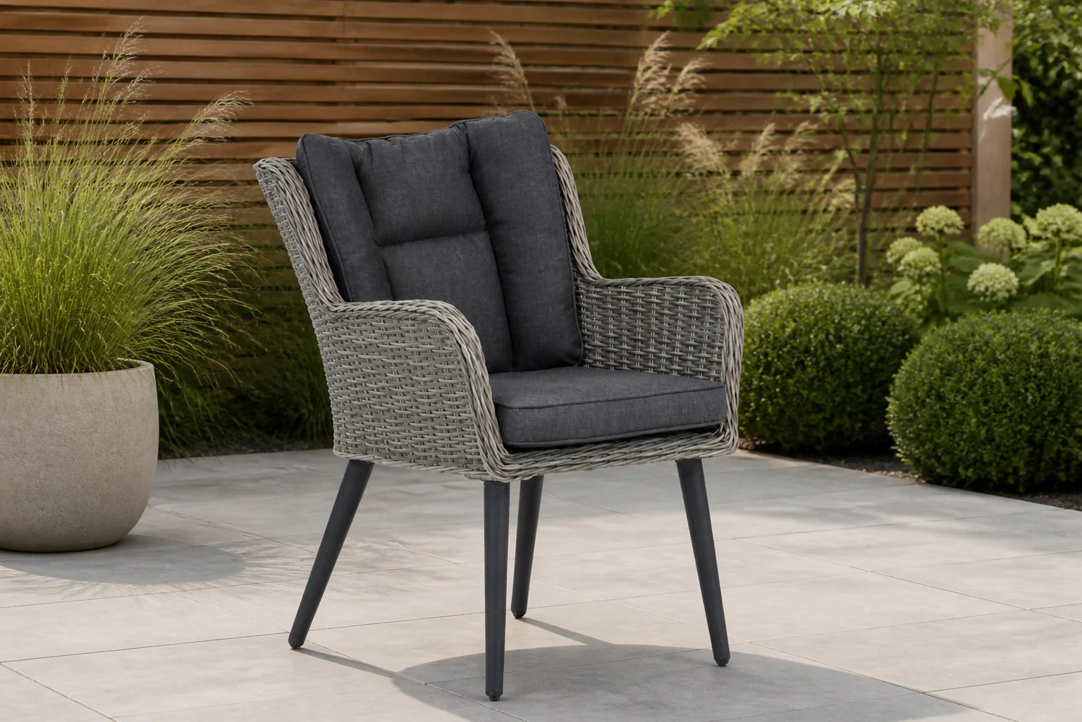Sfeerfoto van Garden Collections Boston dining tuinstoel – Grijs-antraciet