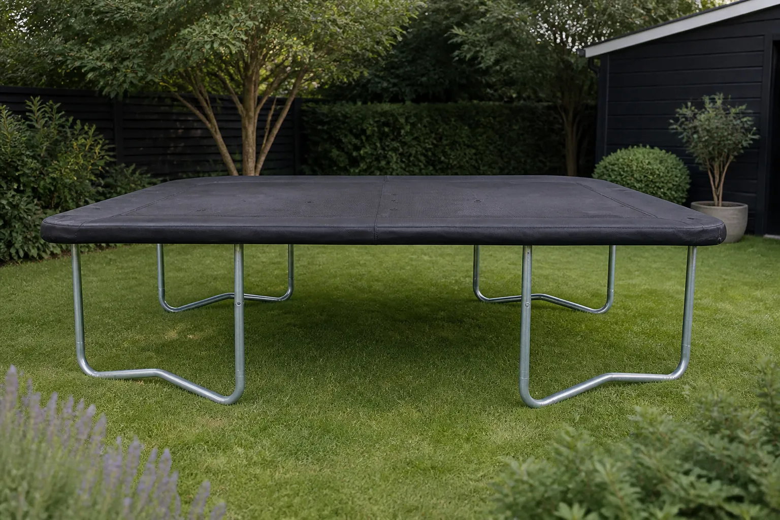 Sfeerfoto van Salta trampolinehoes 213×305 cm – Zwart