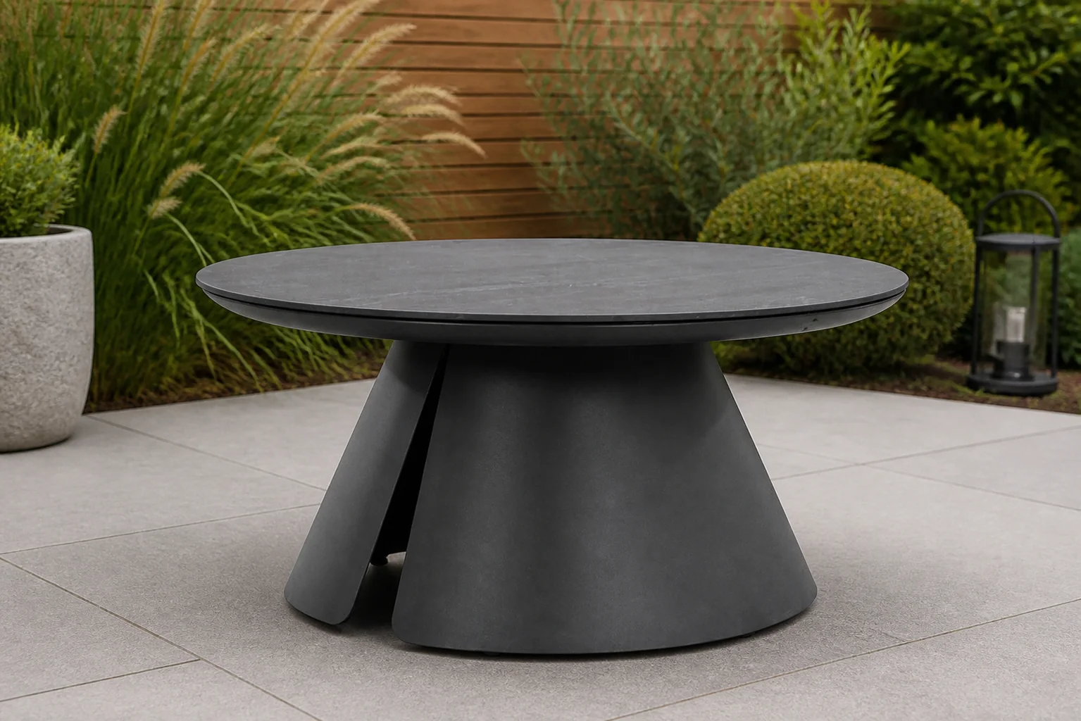 Sfeerfoto van Santika Cayora lounge tuintafel 80 cm – Grijs-antraciet
