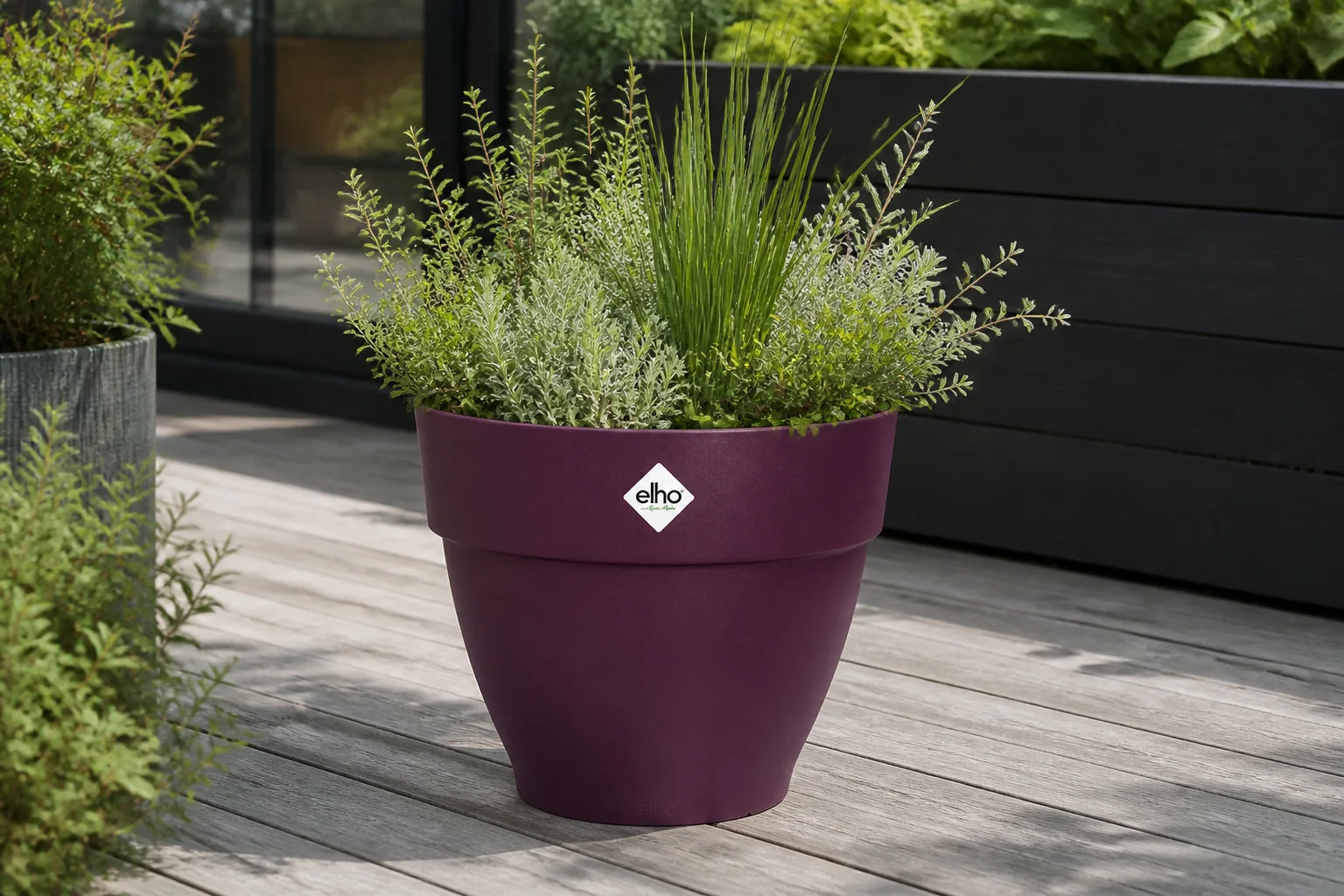 Sfeerfoto van Elho Vibia campana rond 35 cm esdoorn paars bloempot