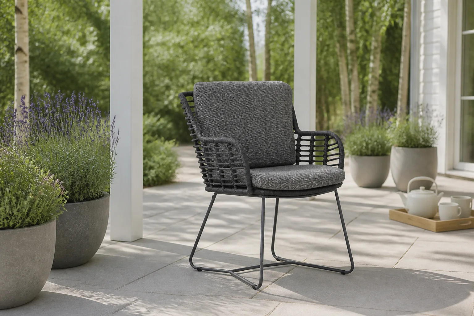 Sfeerfoto van 4 Seasons Outdoor Seasons Fabrice dining tuinstoel (1 stuk) – Transparant