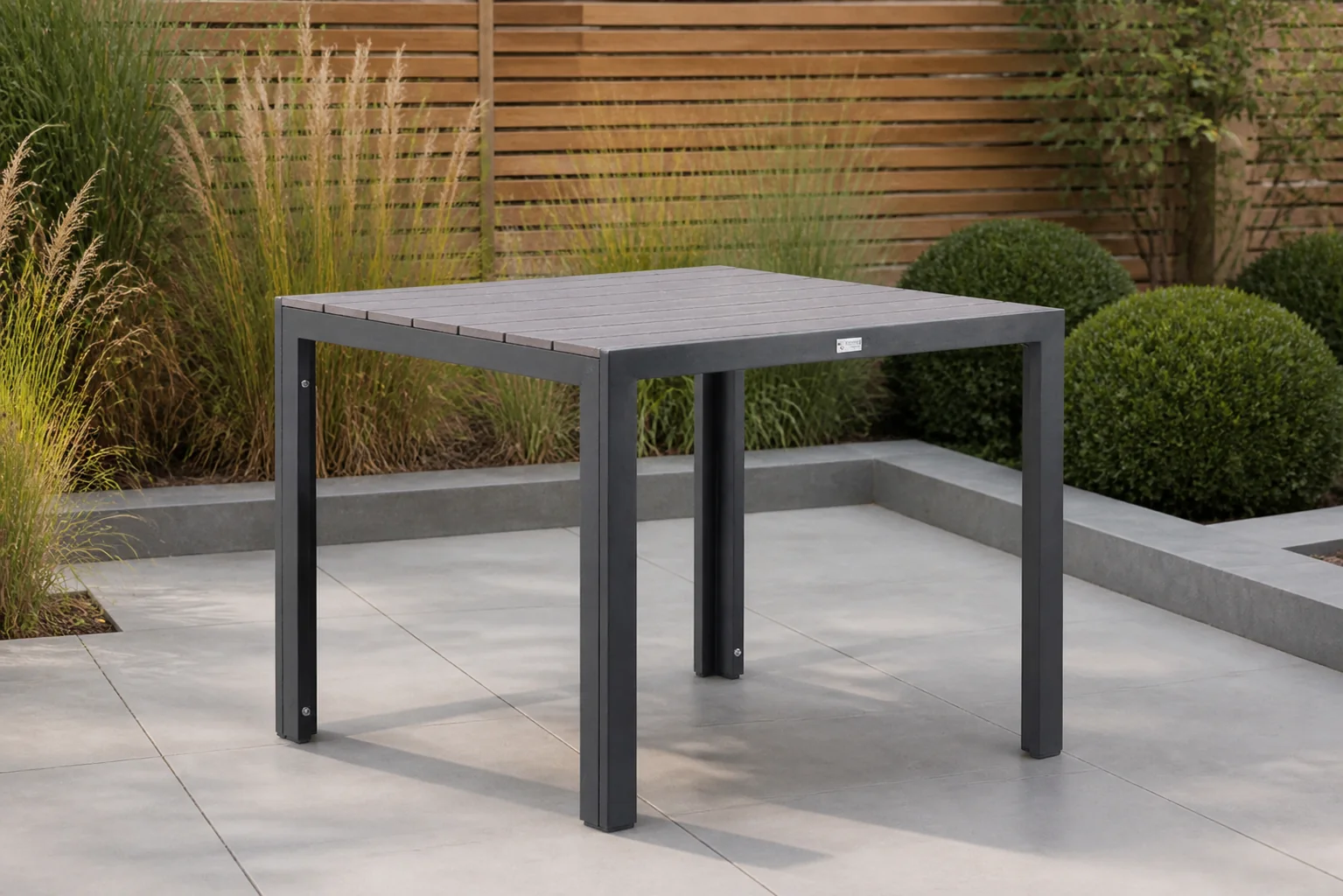 Sfeerfoto van Lifestyle Garden Furniture Young dining tuintafel 92 x 92 cm – Grijs-antraciet