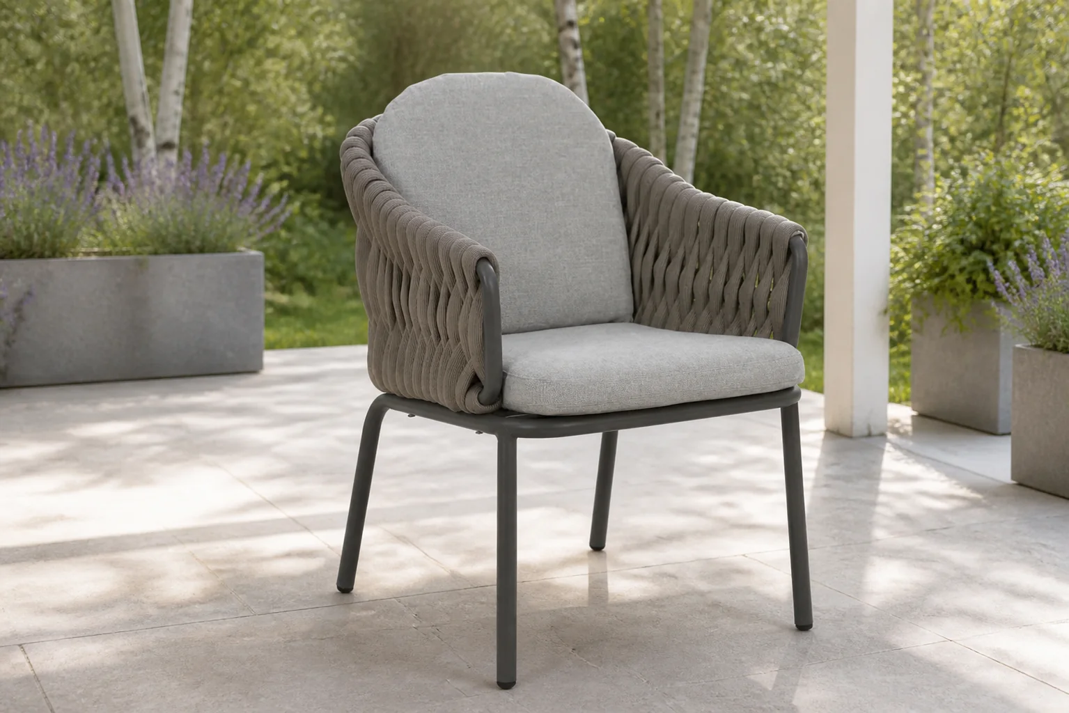 Sfeerfoto van Santika Furniture Amadora dining tuinstoel – Taupe-naturel-bruin
