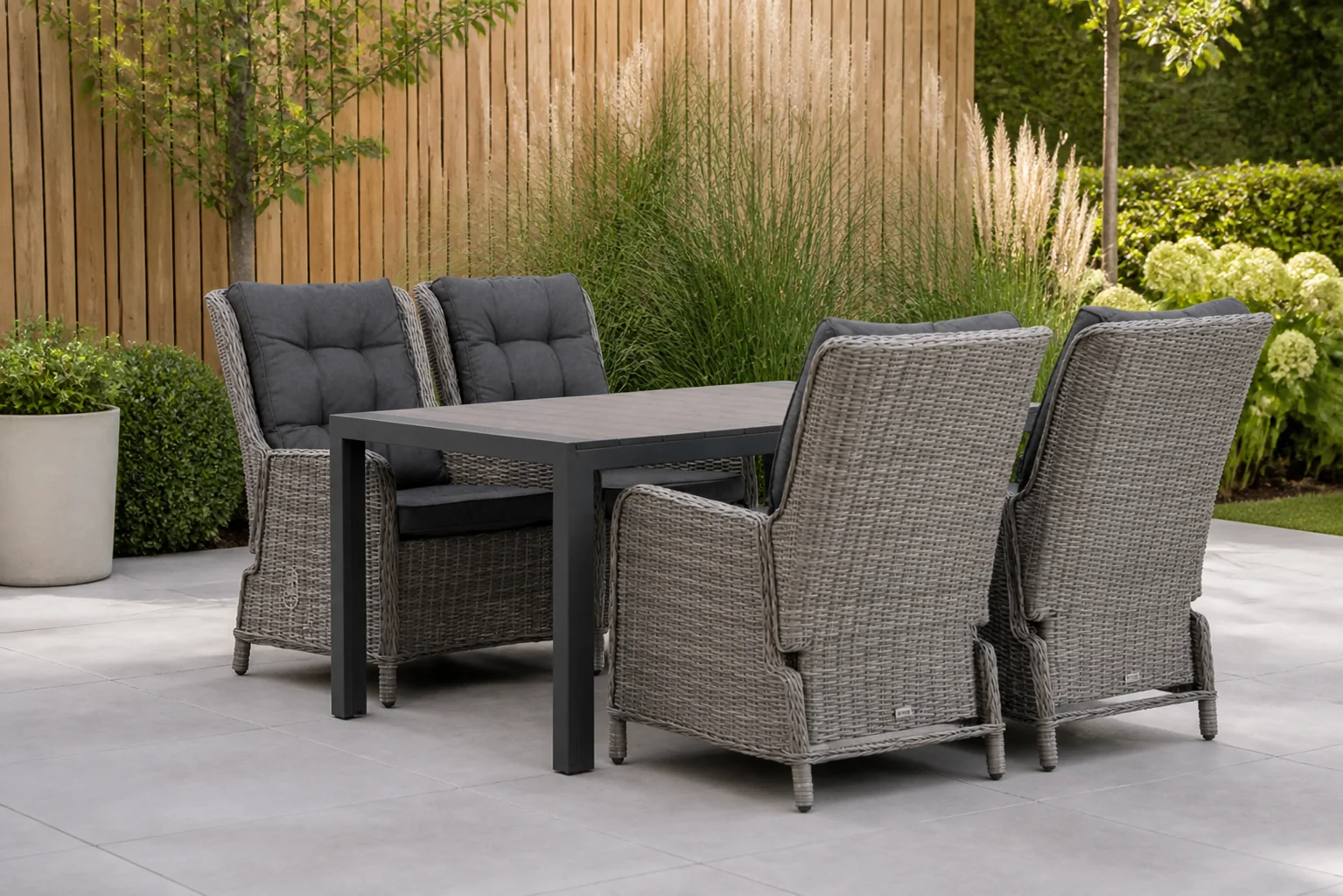Sfeerfoto van Garden Collections Kingston/Young 155cm dining tuinset 5-delig – Grijs-antraciet