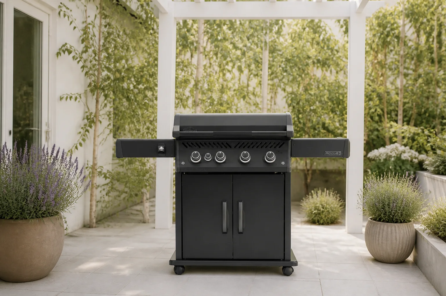 Sfeerfoto van Napoleon grills Phantom Rogue Pro 30 Plancha met Sizzle Zone zijbrander mat zwart