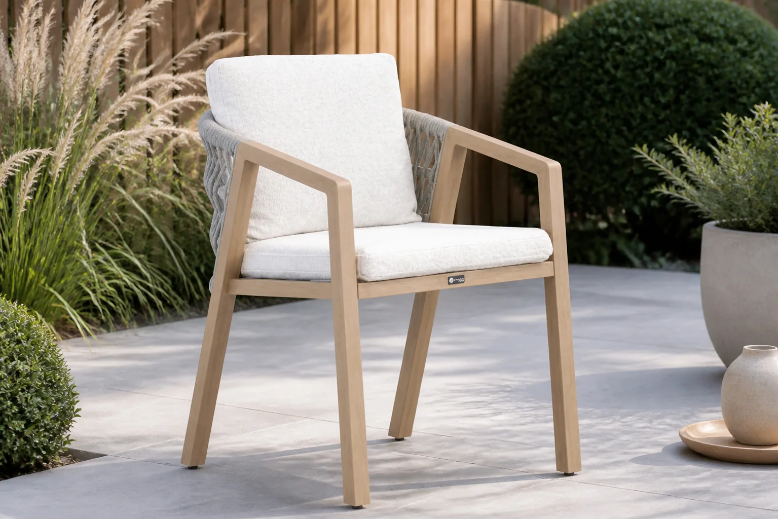 Sfeerfoto van Santika Furniture Indah dining tuinstoel – Taupe-naturel-bruin