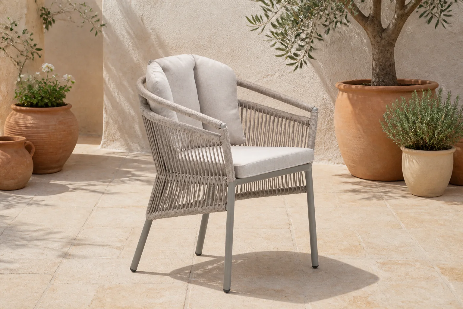 Sfeerfoto van Garden impressions Prato Dining Tuinstoel Taupe/Desert Sand – beige