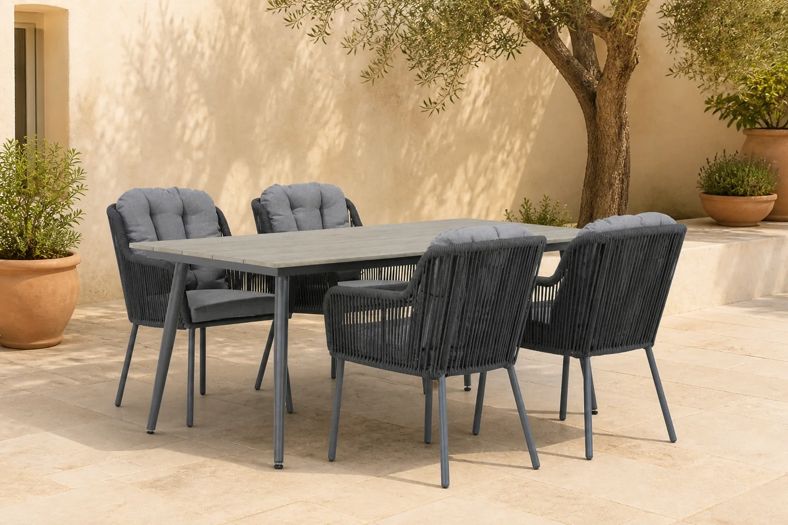 Sfeerfoto van Santika Furniture Tendenza/Matale 180 cm dining tuinset 5-delig – Grijs-antraciet