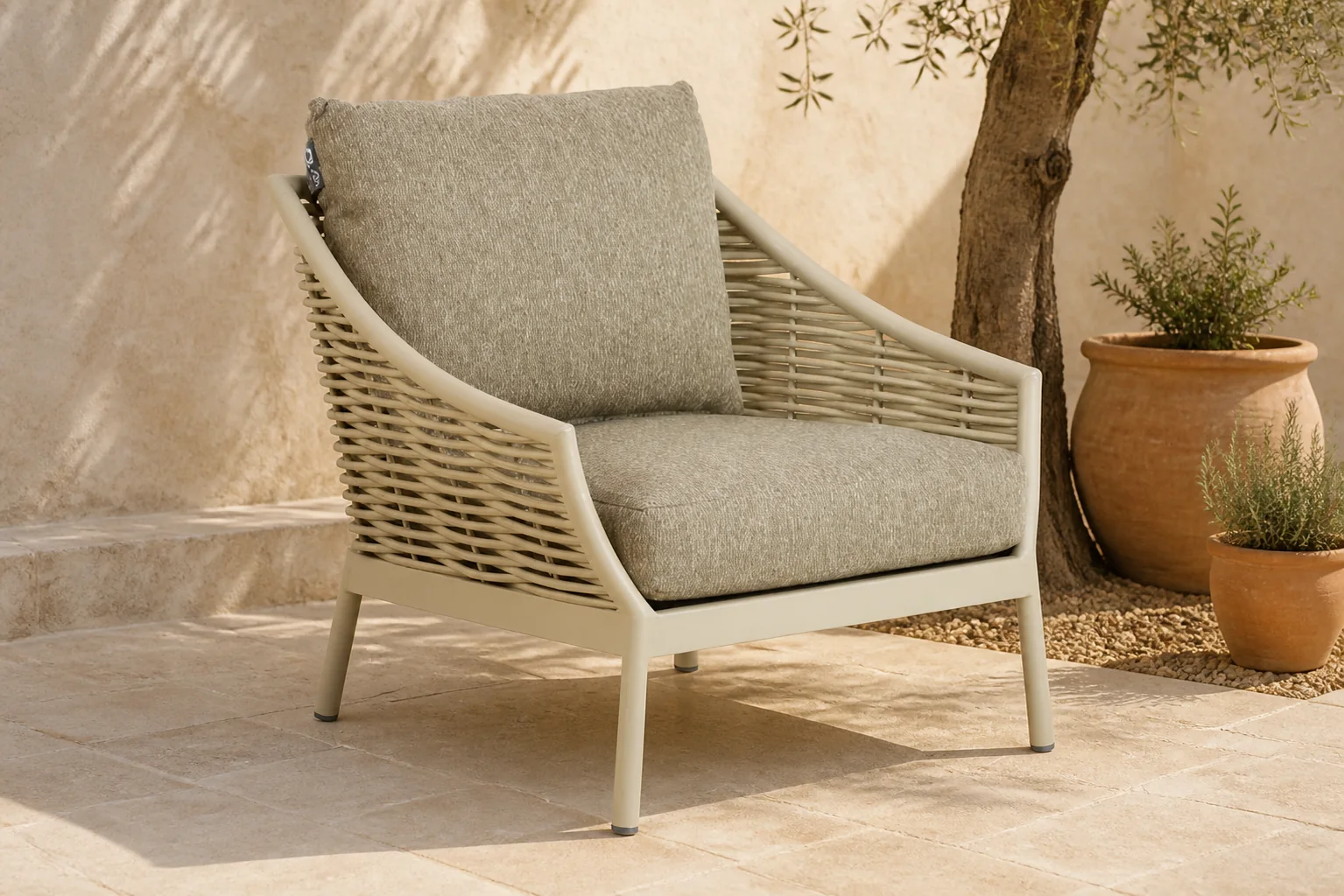 Sfeerfoto van Apple Bee Milou lounge tuinstoel – Taupe-naturel-bruin