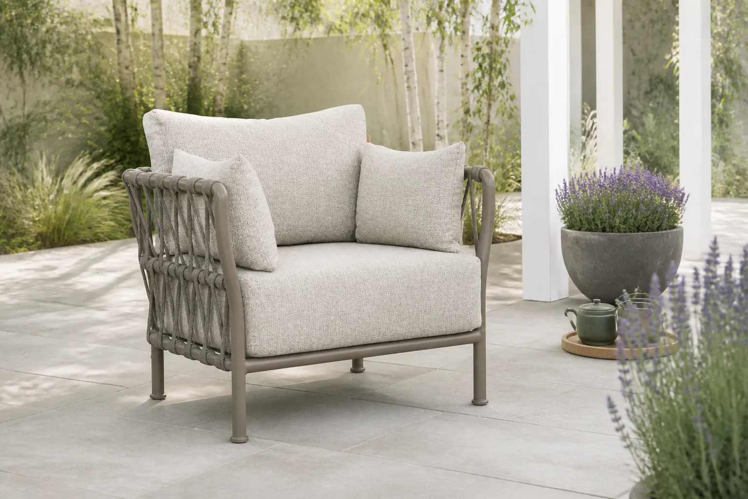 Sfeerfoto van Santika Furniture Miyora lounge tuinstoel – Taupe-naturel-bruin