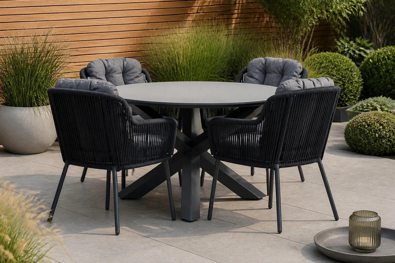 Sfeerfoto van Santika Furniture Tendenza/Orino 130 cm dining tuinset 5-delig – Grijs-antraciet