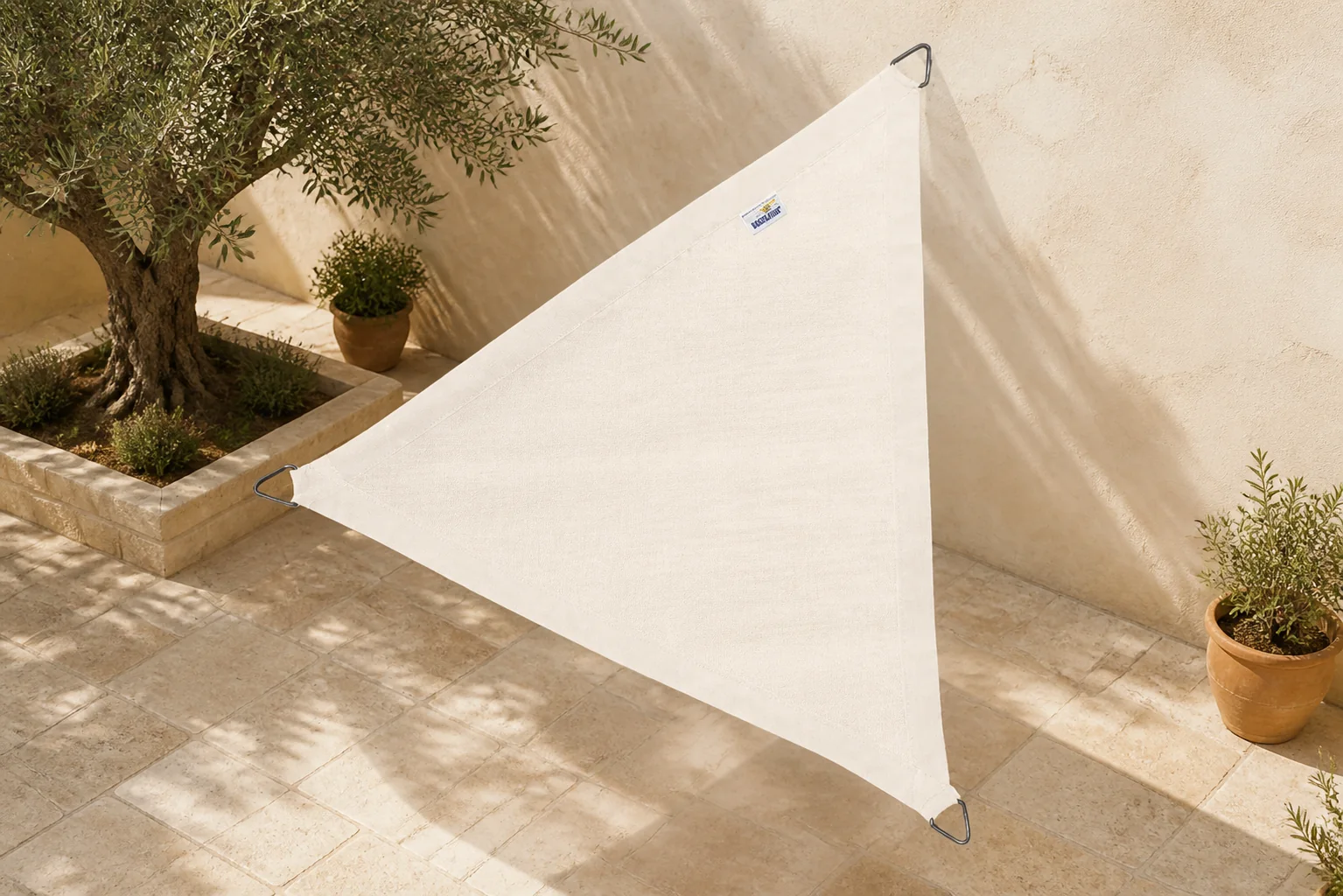 Sfeerfoto van Platinum Sun & Shade | Coolfit Schaduwdoek Driehoek 500 x 500 x 500 cm | Off White