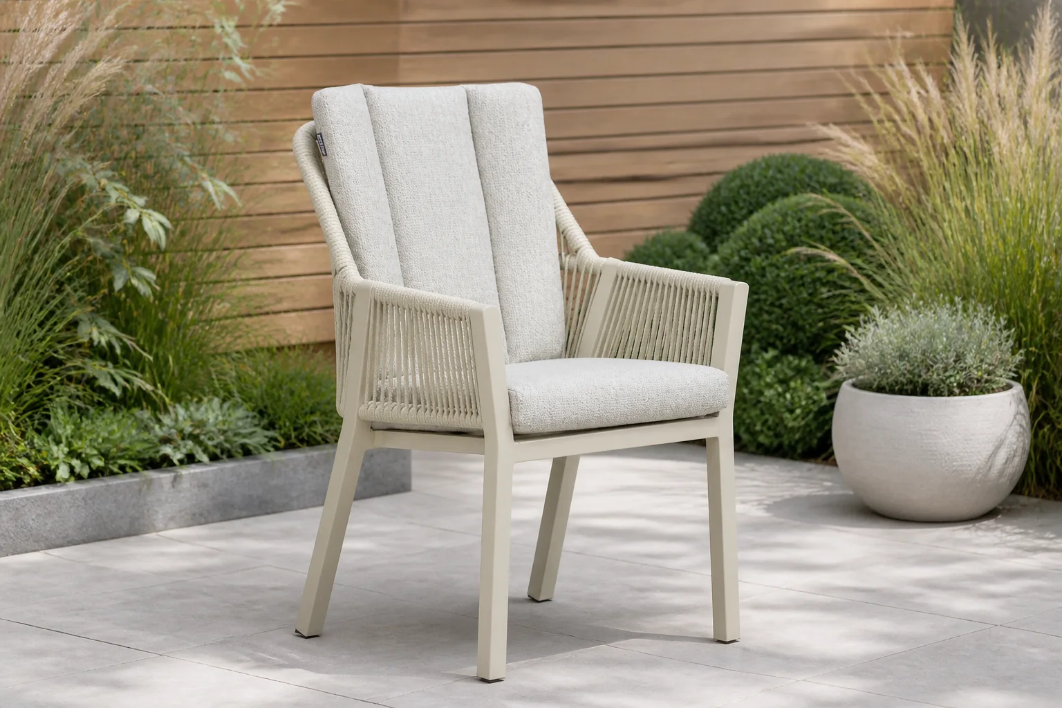 Sfeerfoto van Lifestyle Garden Furniture Verona dining tuinstoel – Taupe-naturel-bruin