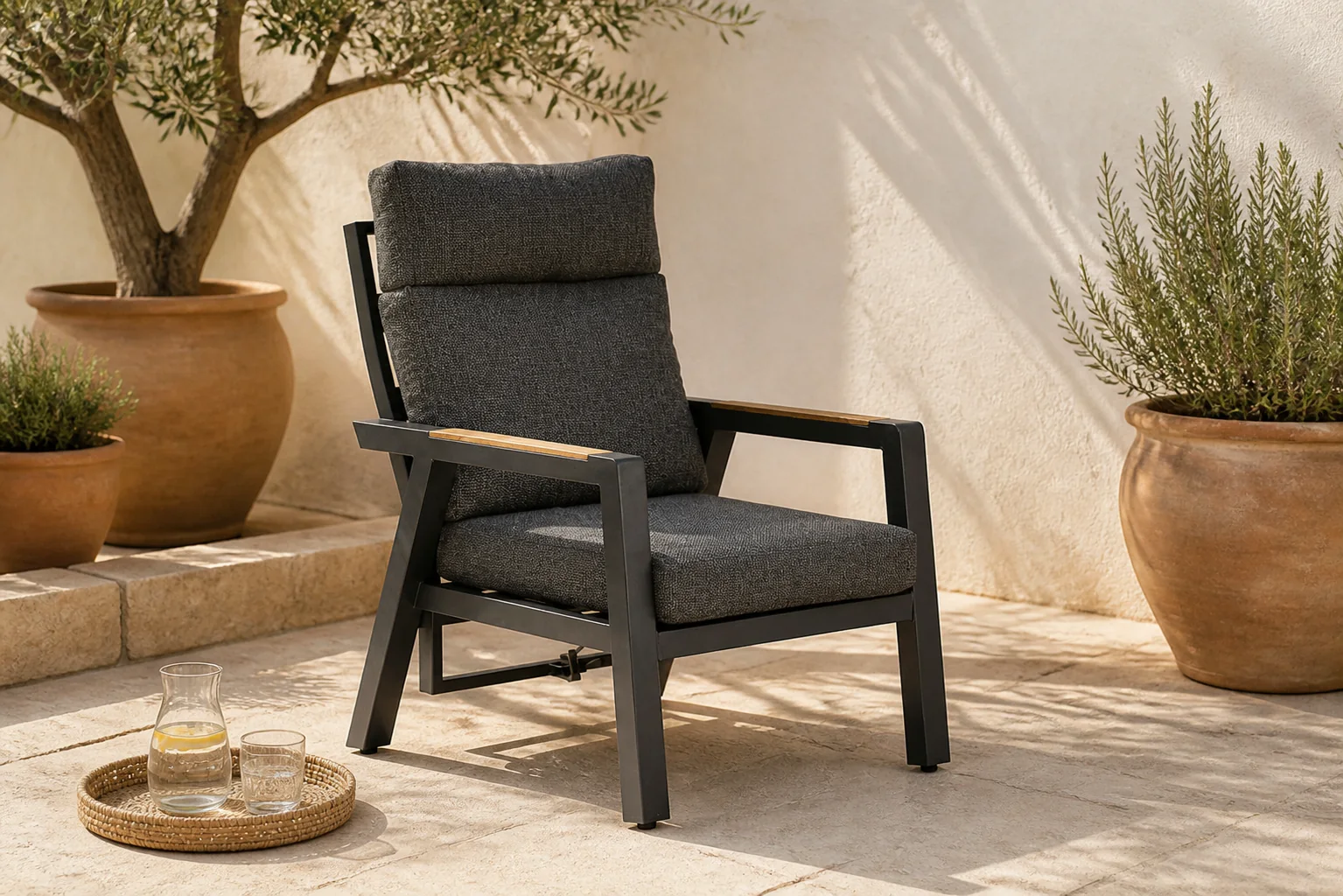 Sfeerfoto van Lifestyle Garden Furniture Marseille lounge tuinstoel – Grijs-antraciet