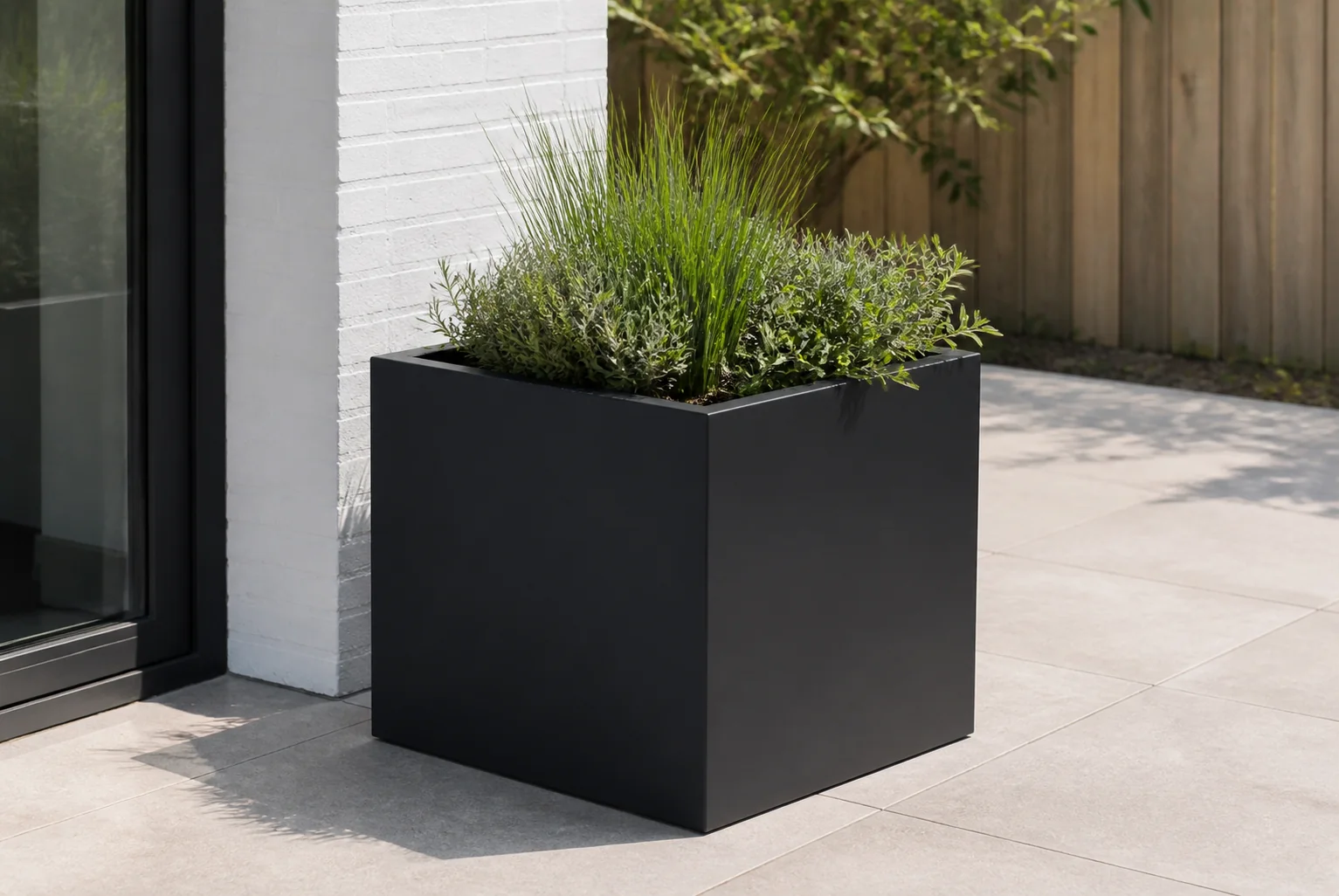 Sfeerfoto van Geroba Quadrus vierkante Aluminium plantenbakken 800 x 800 x 800 mm – zwart