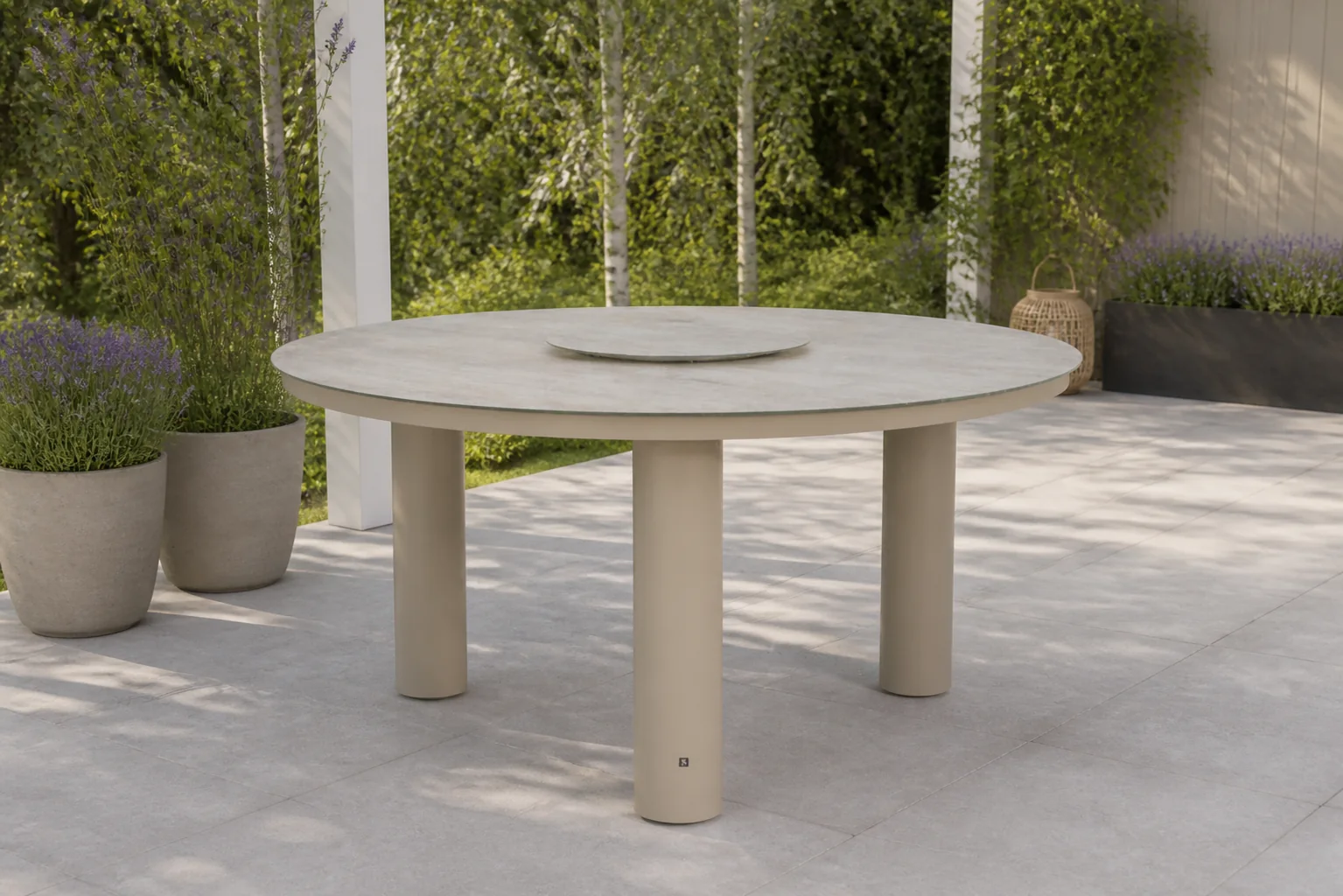 Sfeerfoto van Lifestyle Garden Furniture Arancia dining tuintafel 150 cm met lazy susan – Zand/Beige