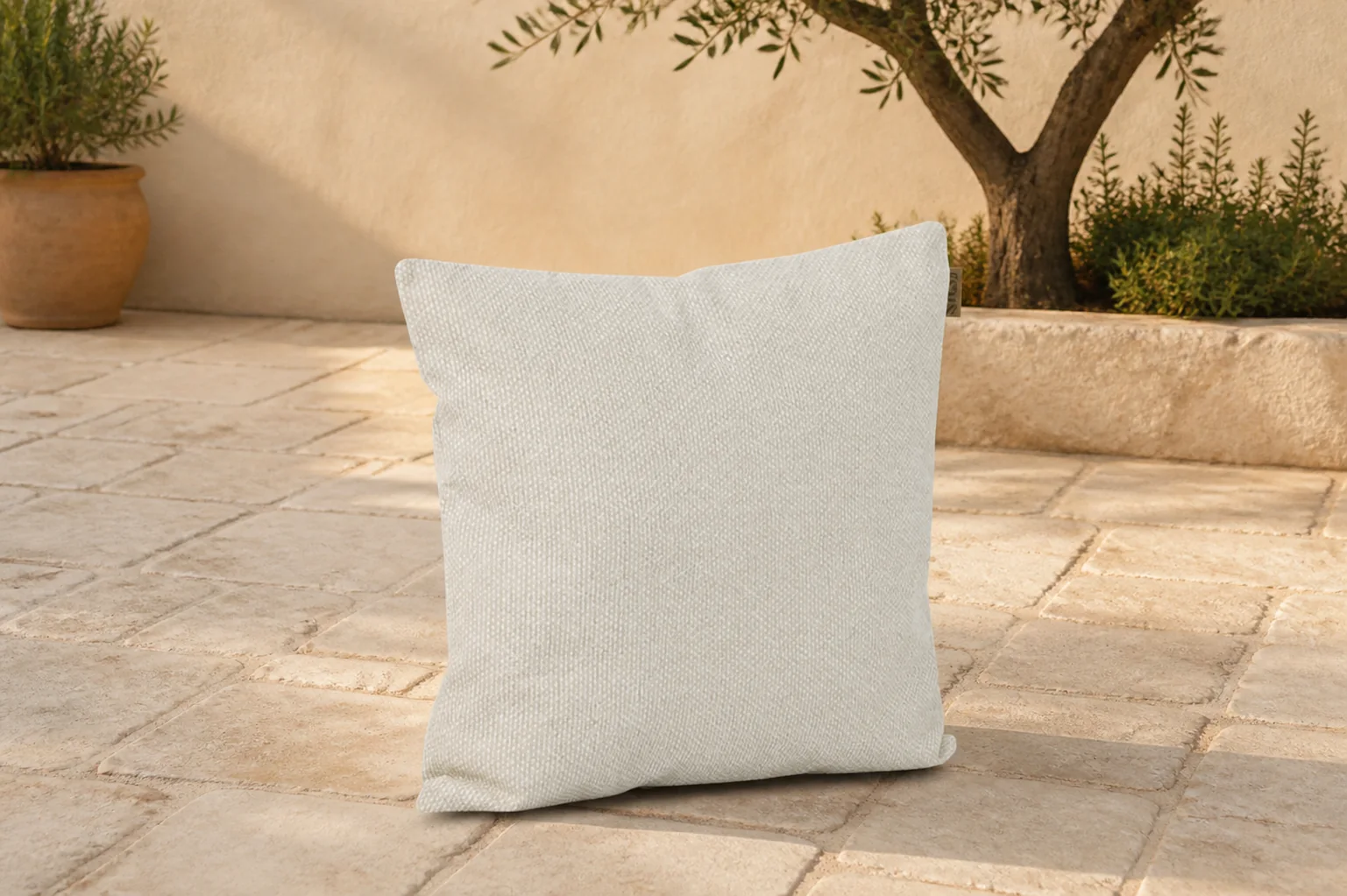 Sfeerfoto van Stoff Minako sierkussen 60 x 60 cm – Taupe-naturel-bruin