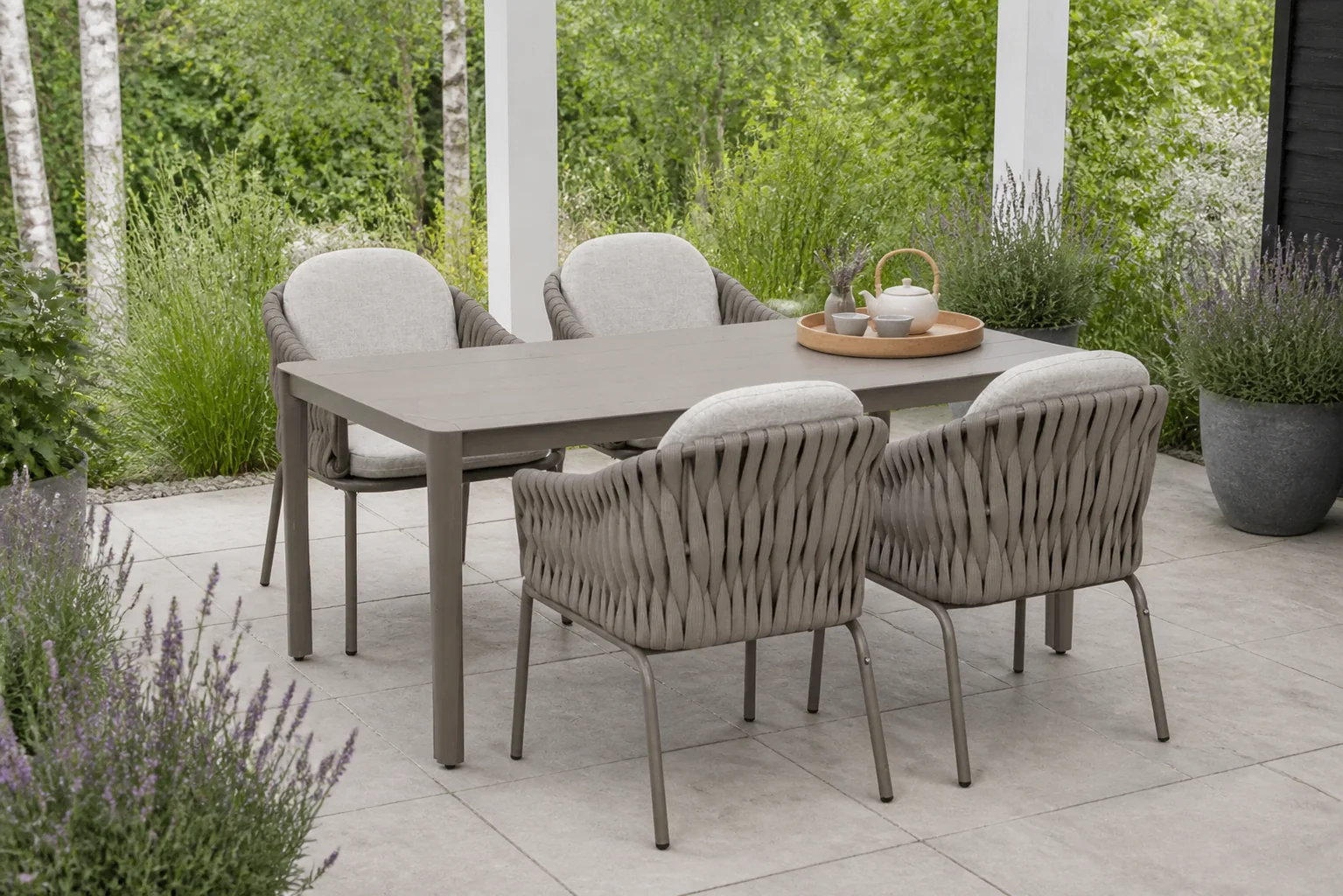 Sfeerfoto van Santika Furniture Amadora/Livo 180×90 cm dining tuinset 5-delig – Taupe-naturel-bruin