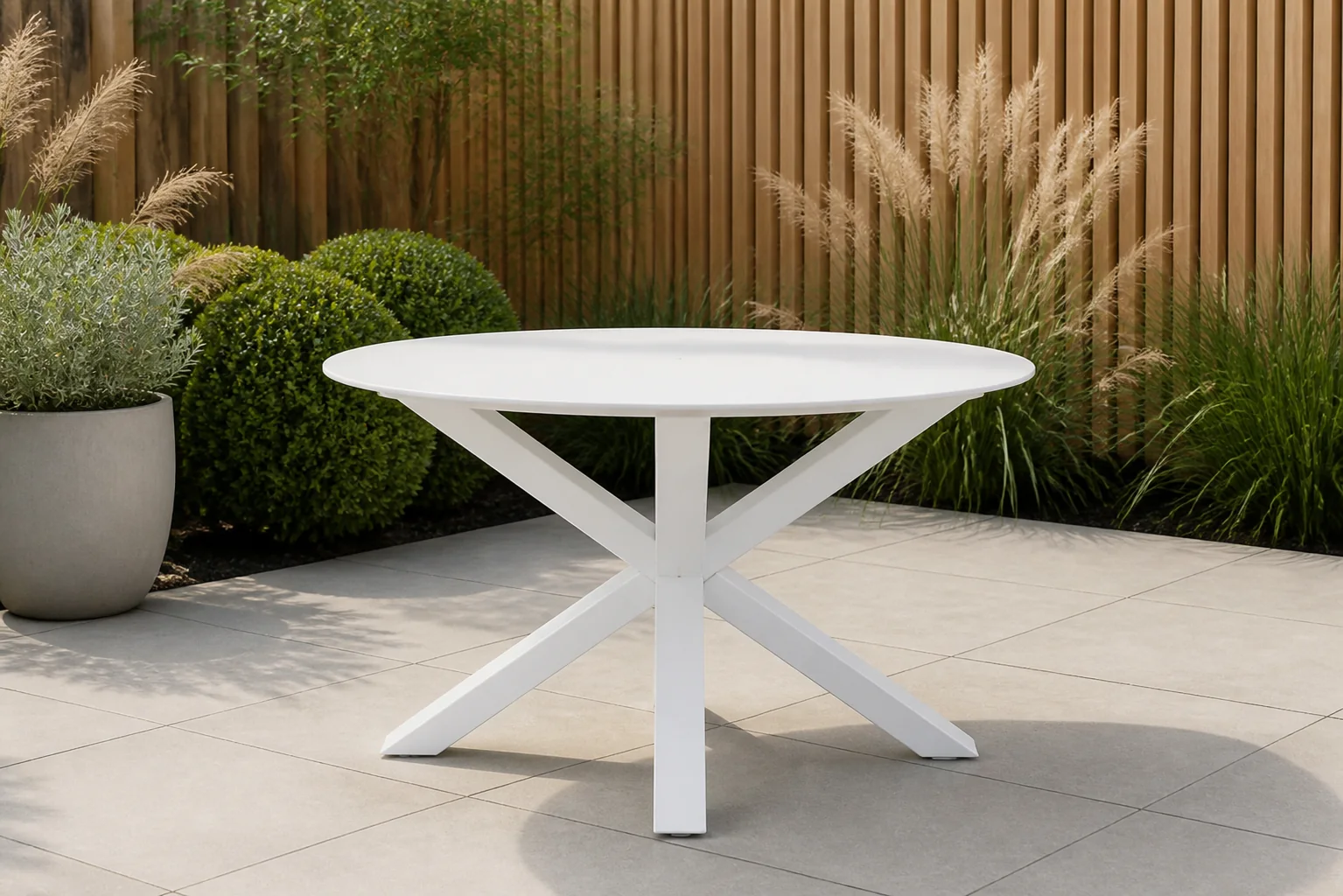 Sfeerfoto van Santika Furniture Orino dining tuintafel 130 cm – Wit