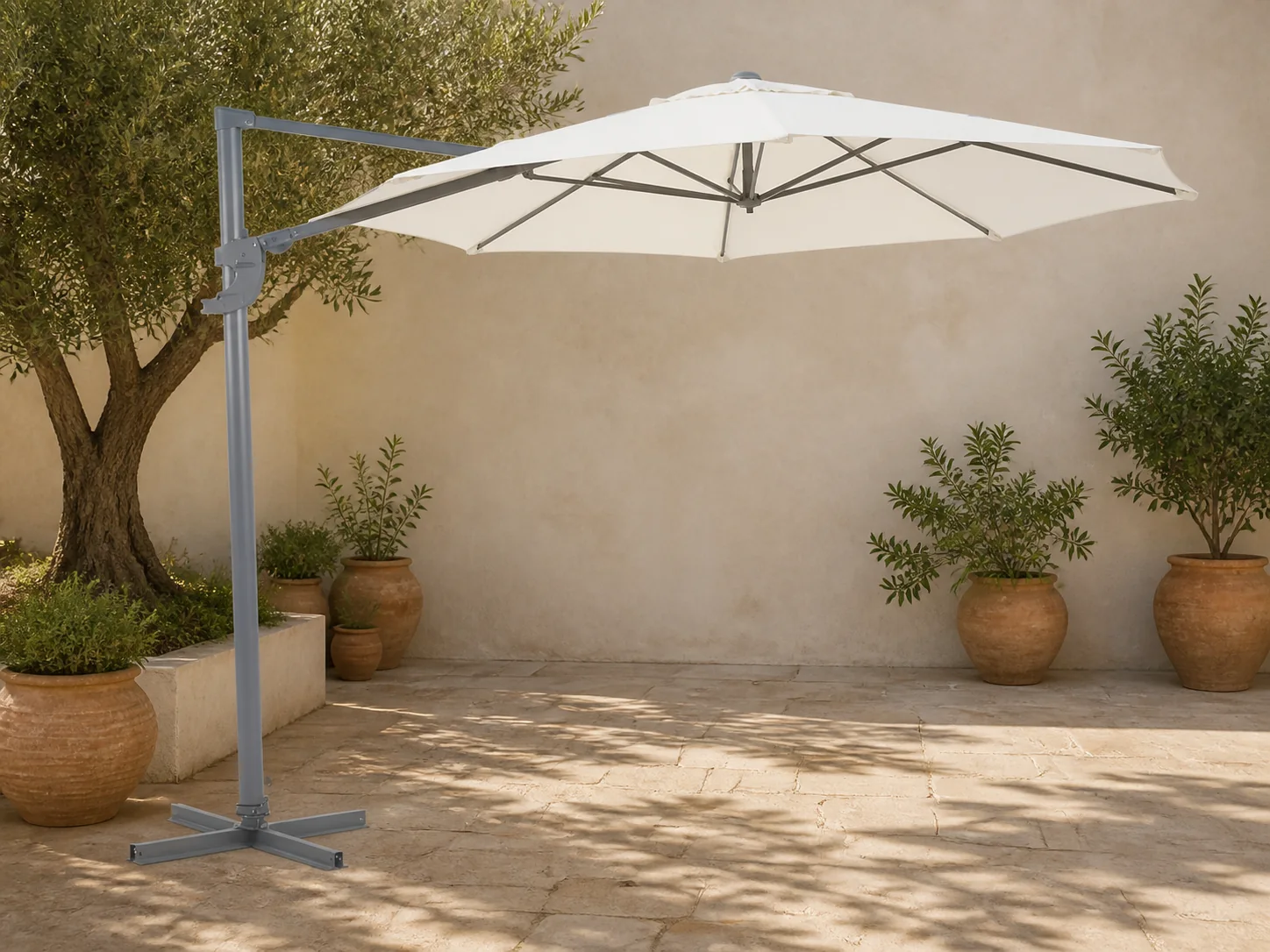 Sfeerfoto van Shadowline Francisco zweefparasol ø 330cm – Wit