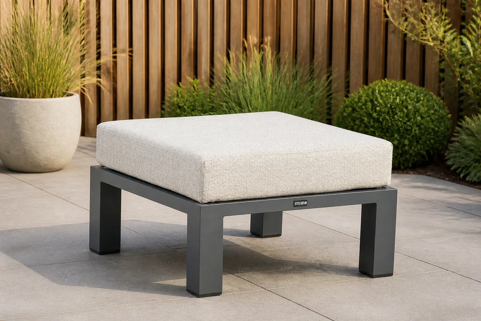Sfeerfoto van Lifestyle Garden Furniture Luca lounge voetenbank – Grijs-antraciet