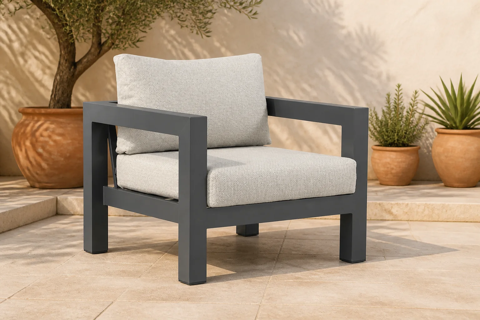 Sfeerfoto van Lifestyle Garden Furniture Luca lounge tuinstoel – Grijs-antraciet