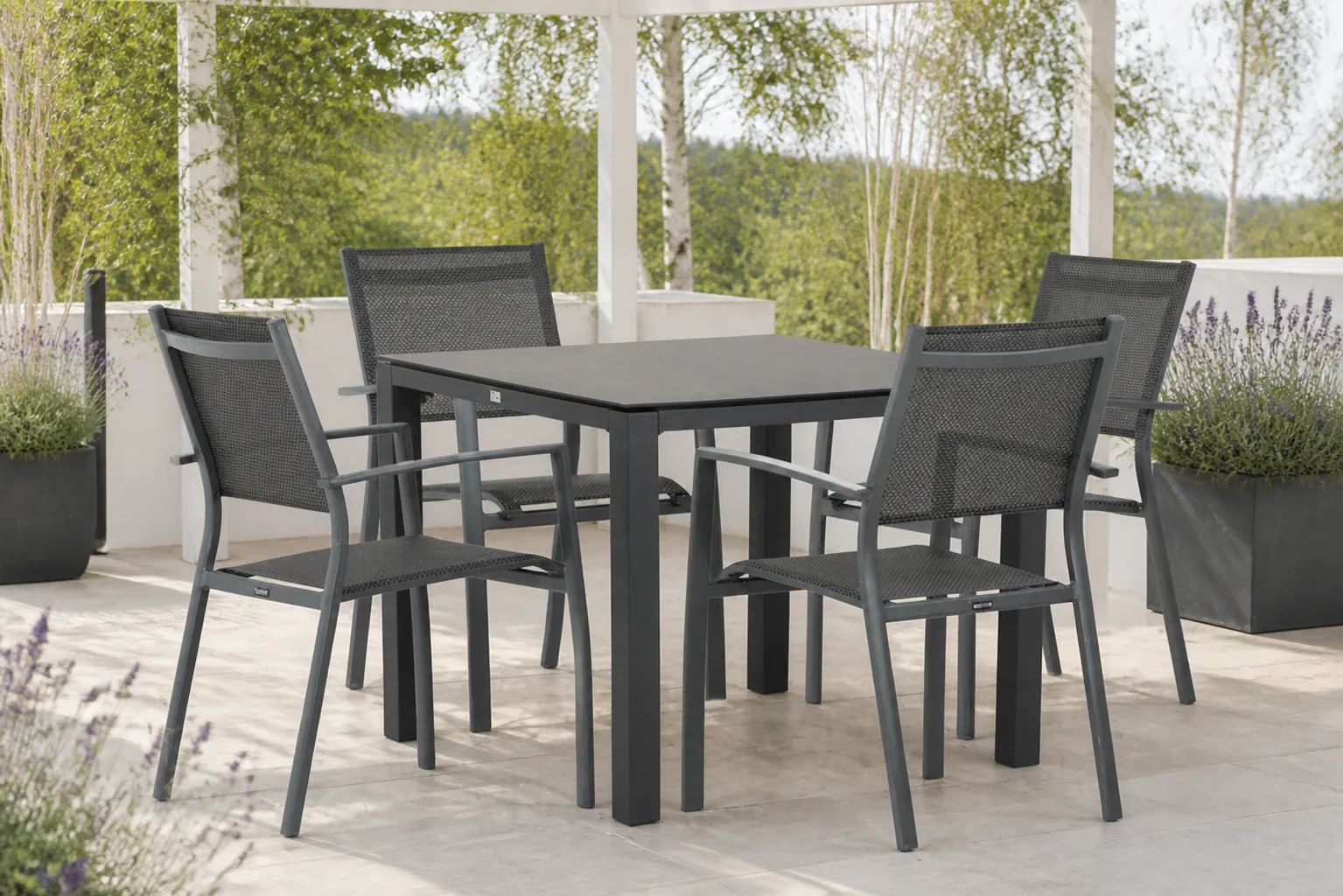 Sfeerfoto van Lifestyle Garden Furniture Sella/Mateo 90 cm dining tuinset 5-delig – Grijs-antraciet