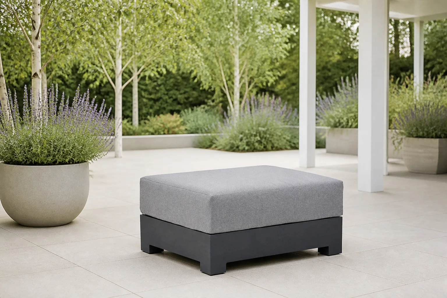 Sfeerfoto van Santika Furniture Phantom loungetafel met kussen – Grijs-antraciet