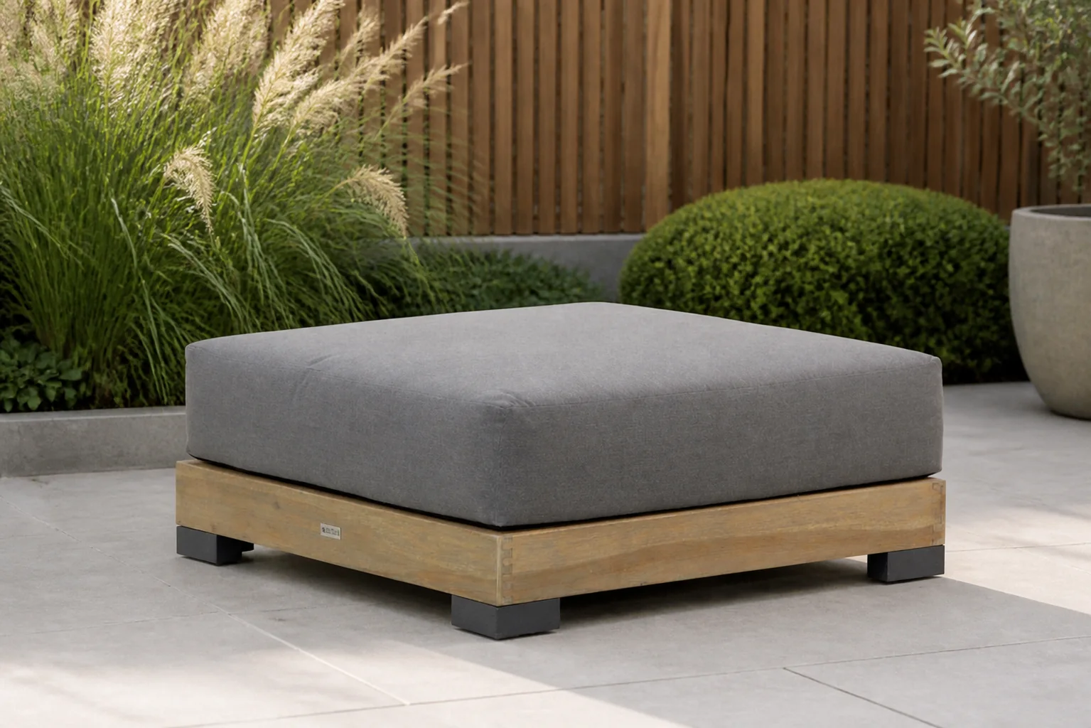 Sfeerfoto van Lifestyle Garden Furniture Hilton kussen voor loungetafel – Old teak greywash