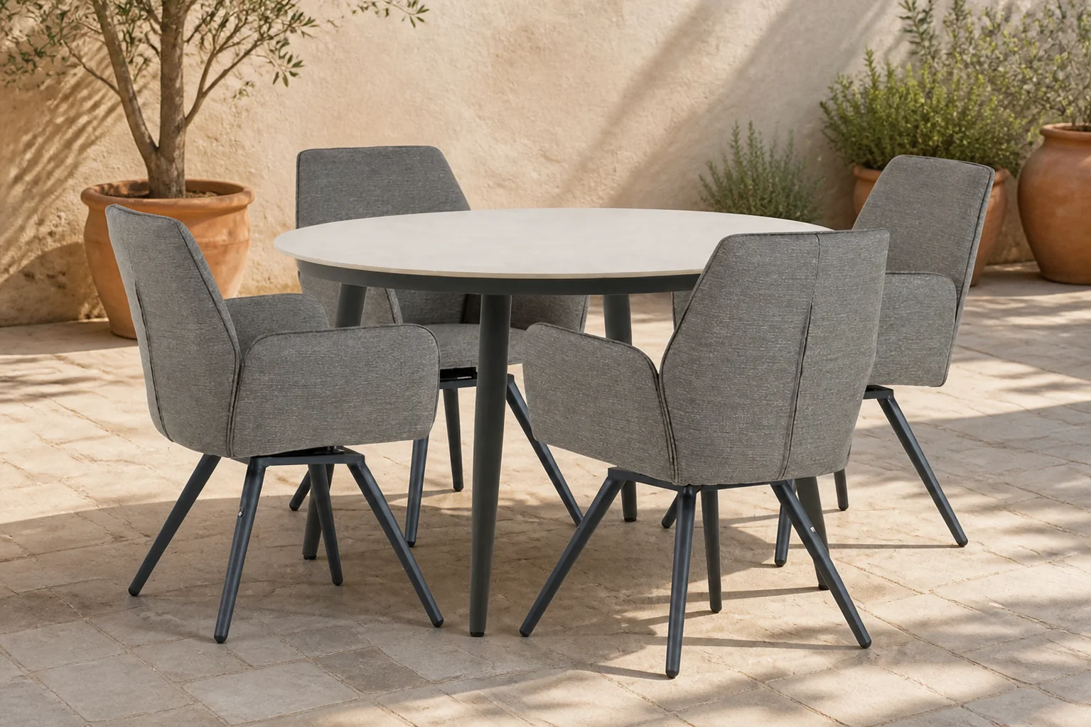 Sfeerfoto van Lifestyle Garden Furniture Andorra/Vienna 120 cm dining tuinset 5-delig – Grijs-antraciet