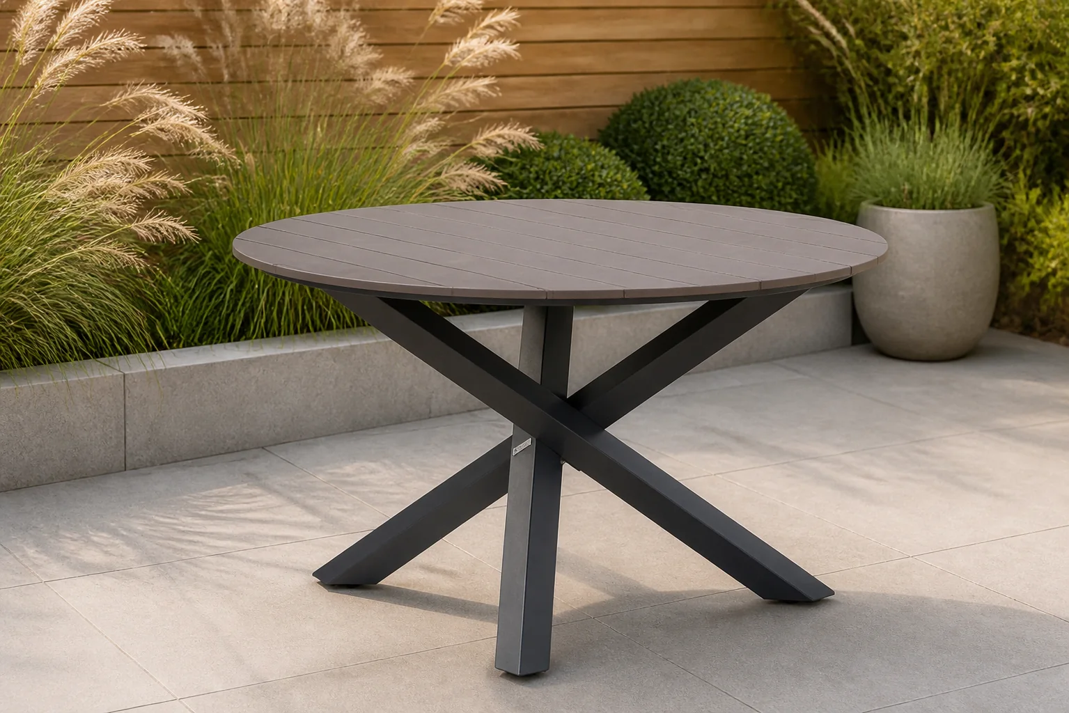 Sfeerfoto van Lifestyle Garden Furniture Ancona dining tuintafel rond 125 cm – Grijs-antraciet