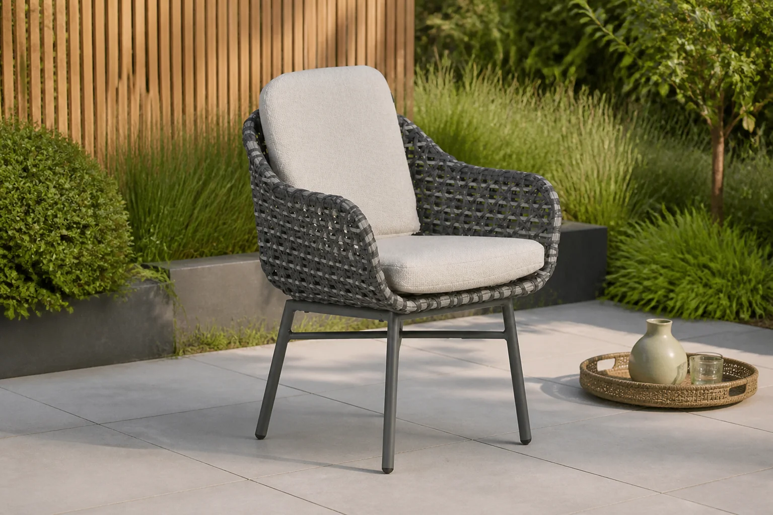 Sfeerfoto van Santika Furniture Yovan dining tuinstoel – Grijs-antraciet