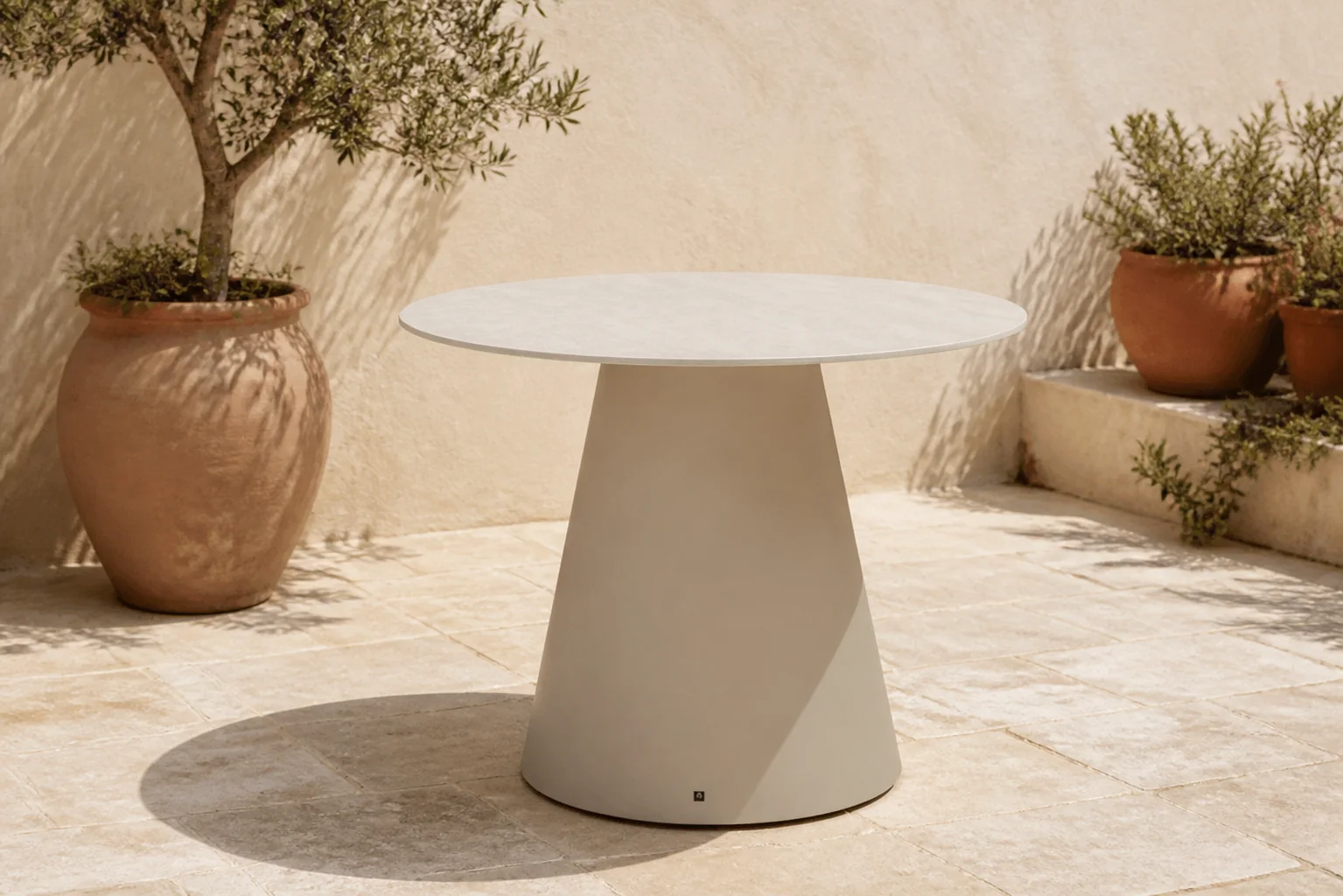 Sfeerfoto van Santika Furniture Serino dining tuintafel 100 cm – Zand/Beige