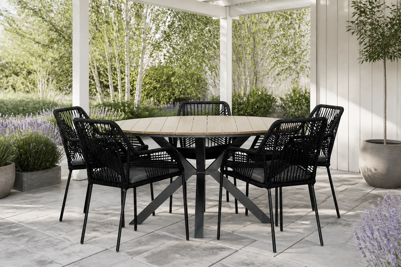 Sfeerfoto van LUX outdoor living Cervo/Seville zwart dining tuinset | 5 personen | polywood | 144cm rond