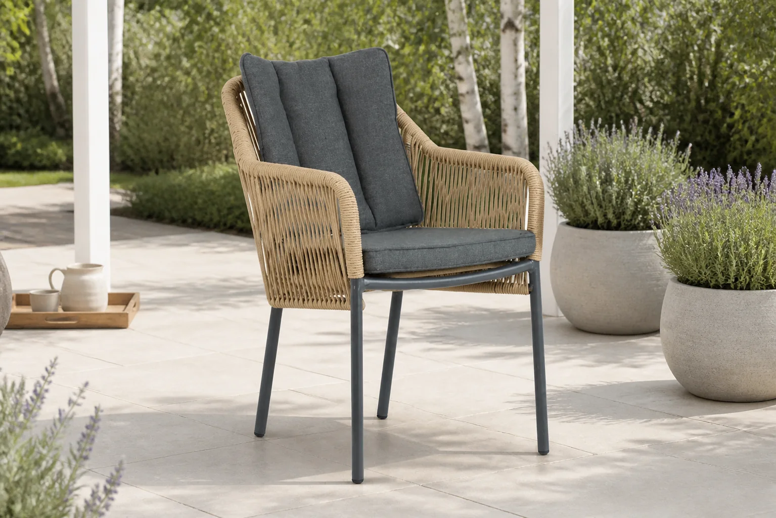 Sfeerfoto van De Laan Projects Laan Marbella dining tuinstoel – Taupe-naturel-bruin