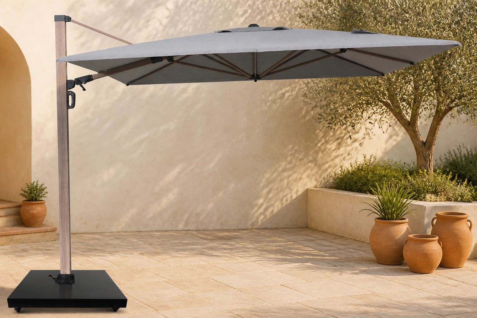 Sfeerfoto van Camello Luna zweefparasol 3×3.5m S2 Excellent (excl. voet) – Grijs-antraciet