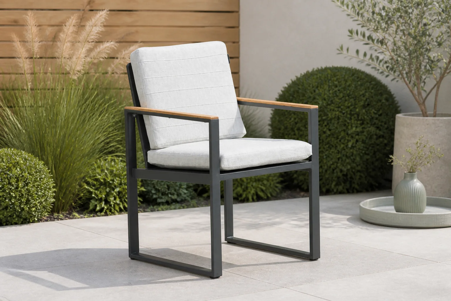 Sfeerfoto van Lifestyle Garden Furniture Faro dining tuinstoel – Grijs-antraciet
