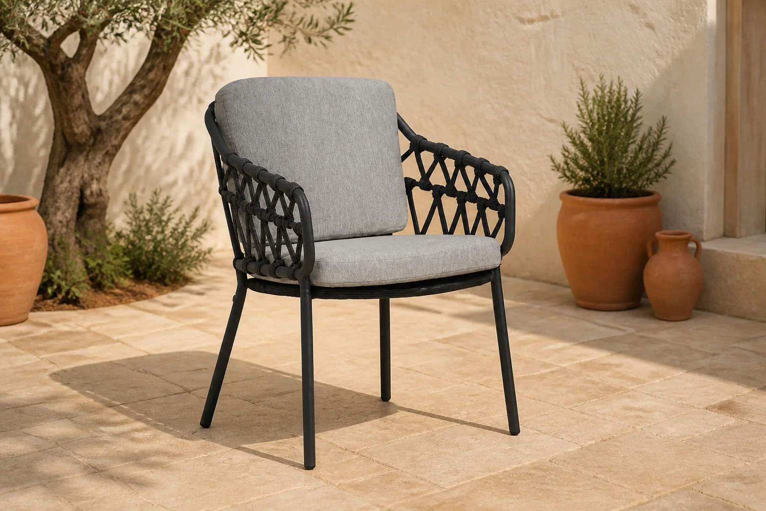 Sfeerfoto van 4 Seasons Outdoor Seasons Calpi dining tuinstoel antraciet – Grijs-antraciet