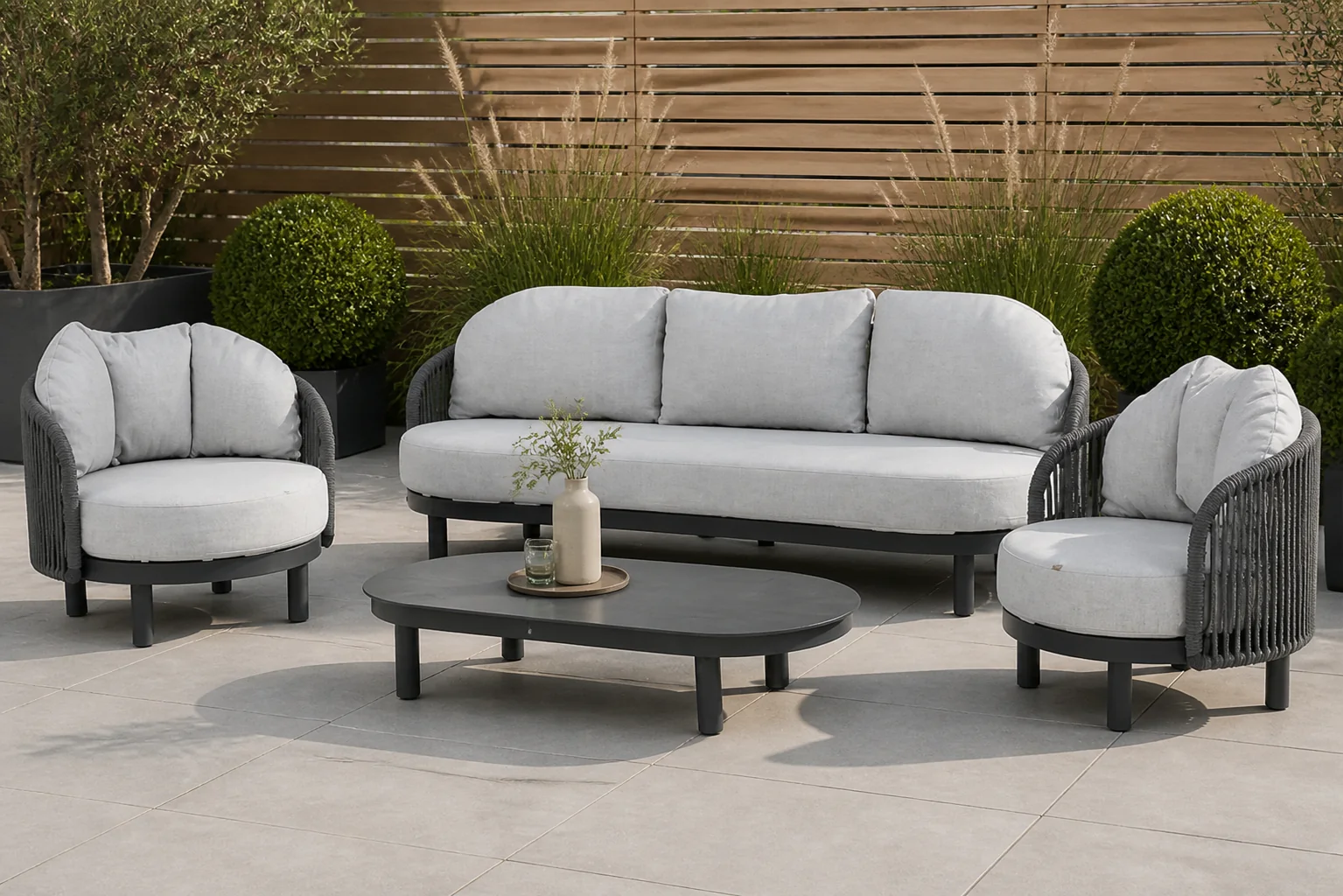 Sfeerfoto van Santika Furniture Nanda stoel-bank loungeset 4-delig – Grijs-antraciet